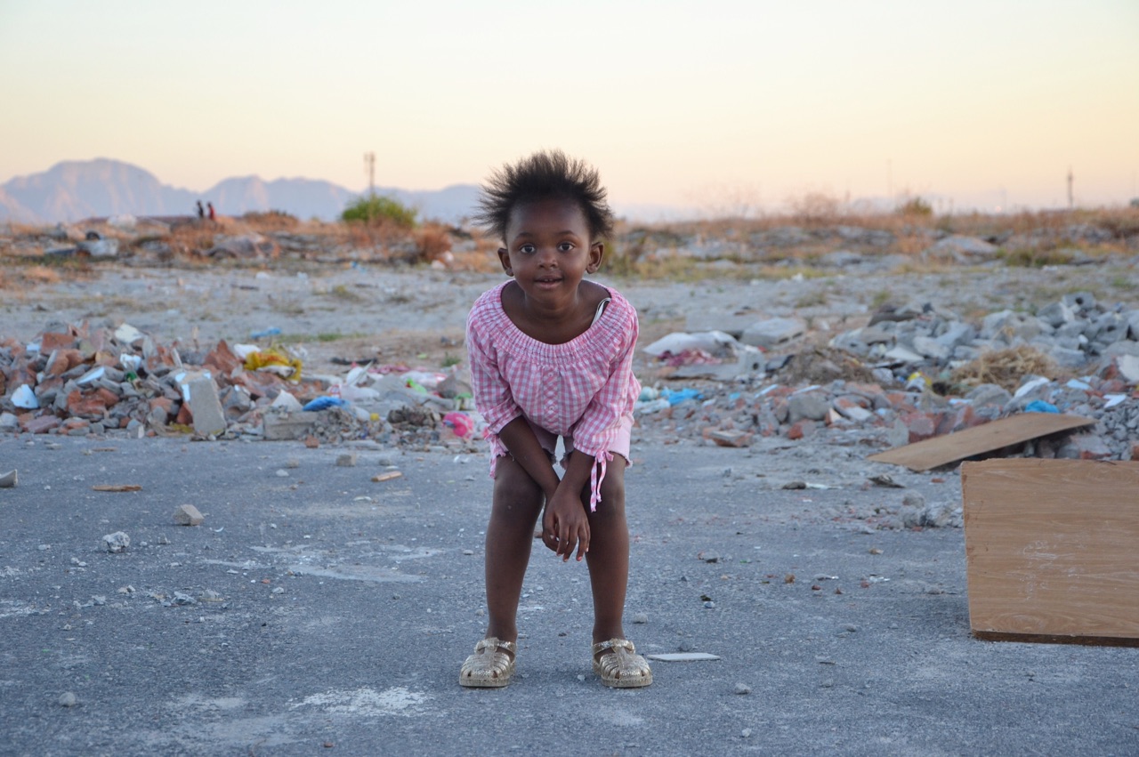 meisje-bij-vuilnisbelt-in-khayelitsha-zuid-afrika