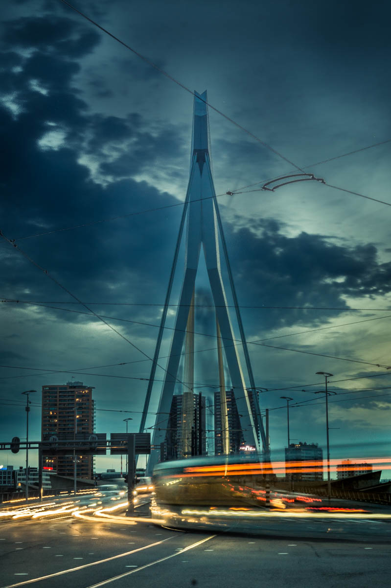 erasmusbrug-in-blauw