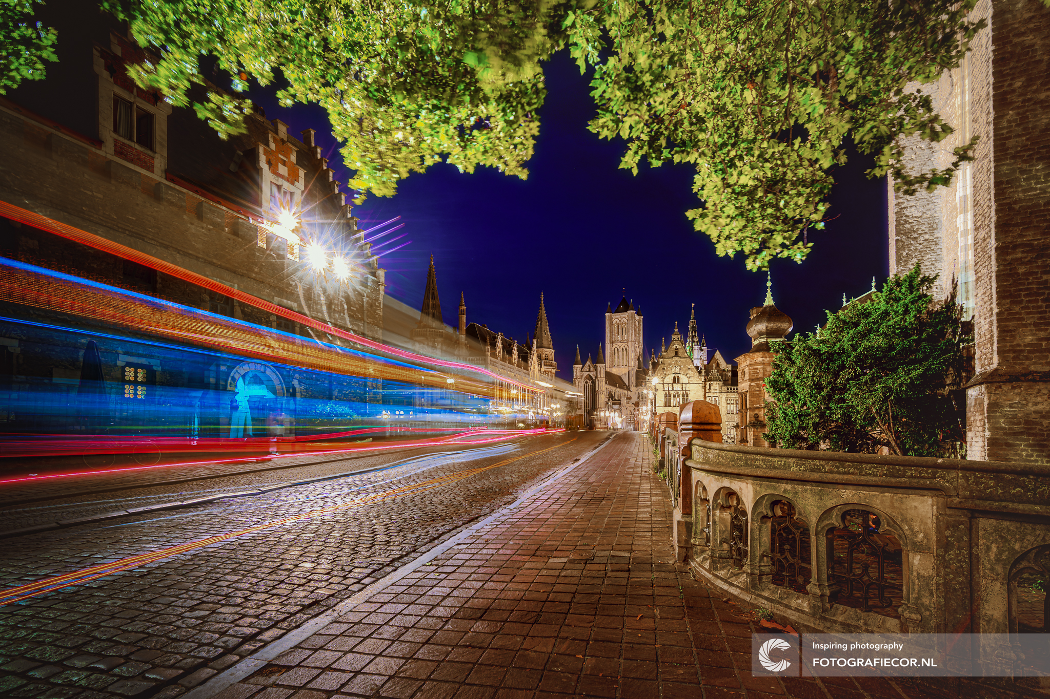 lichtsporen-in-de-tijd-avondmagie-in-middeleeuws-gent