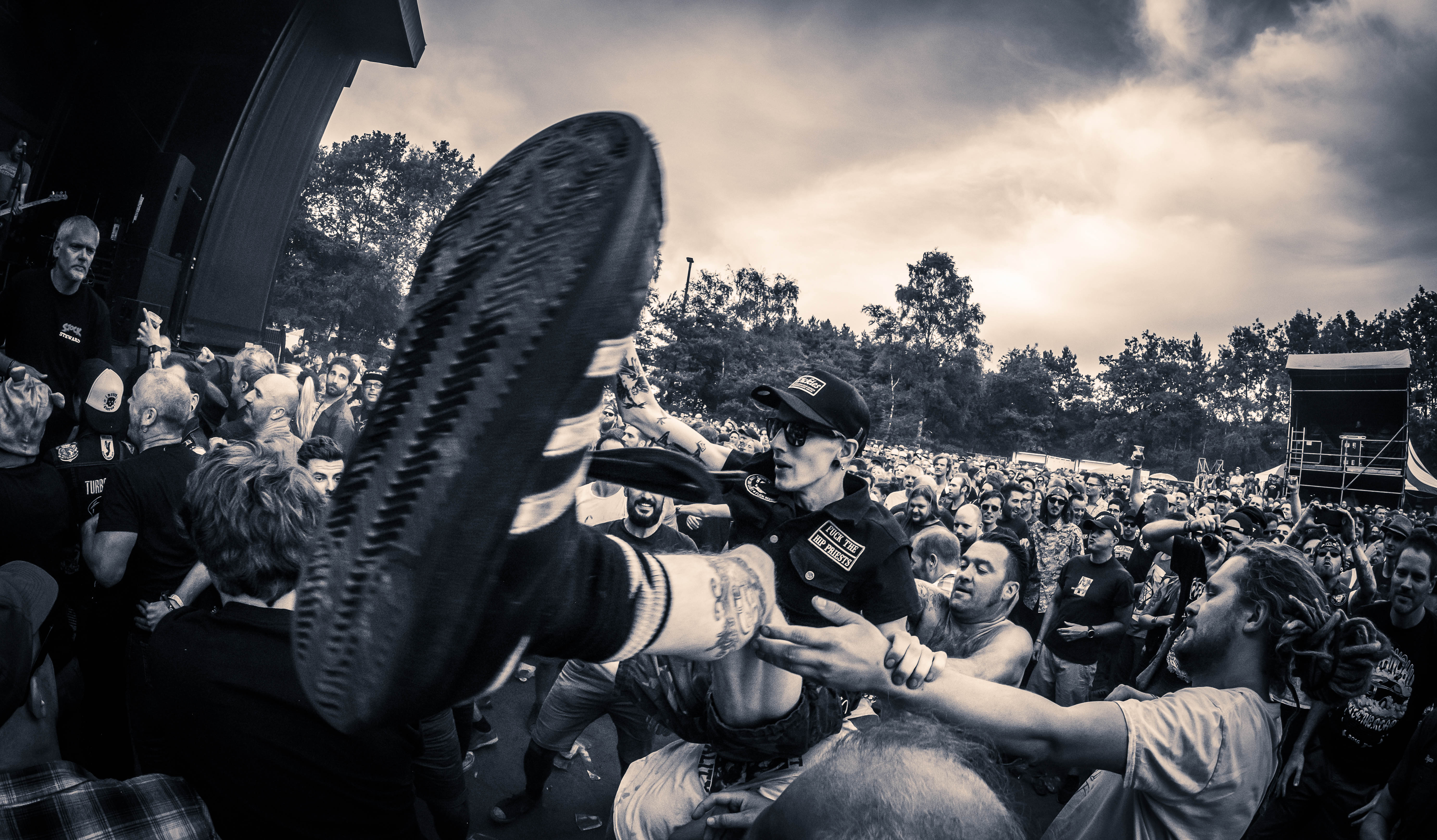 crowdsurfer-bij-new-bomb-turks-sjock-festival-2017