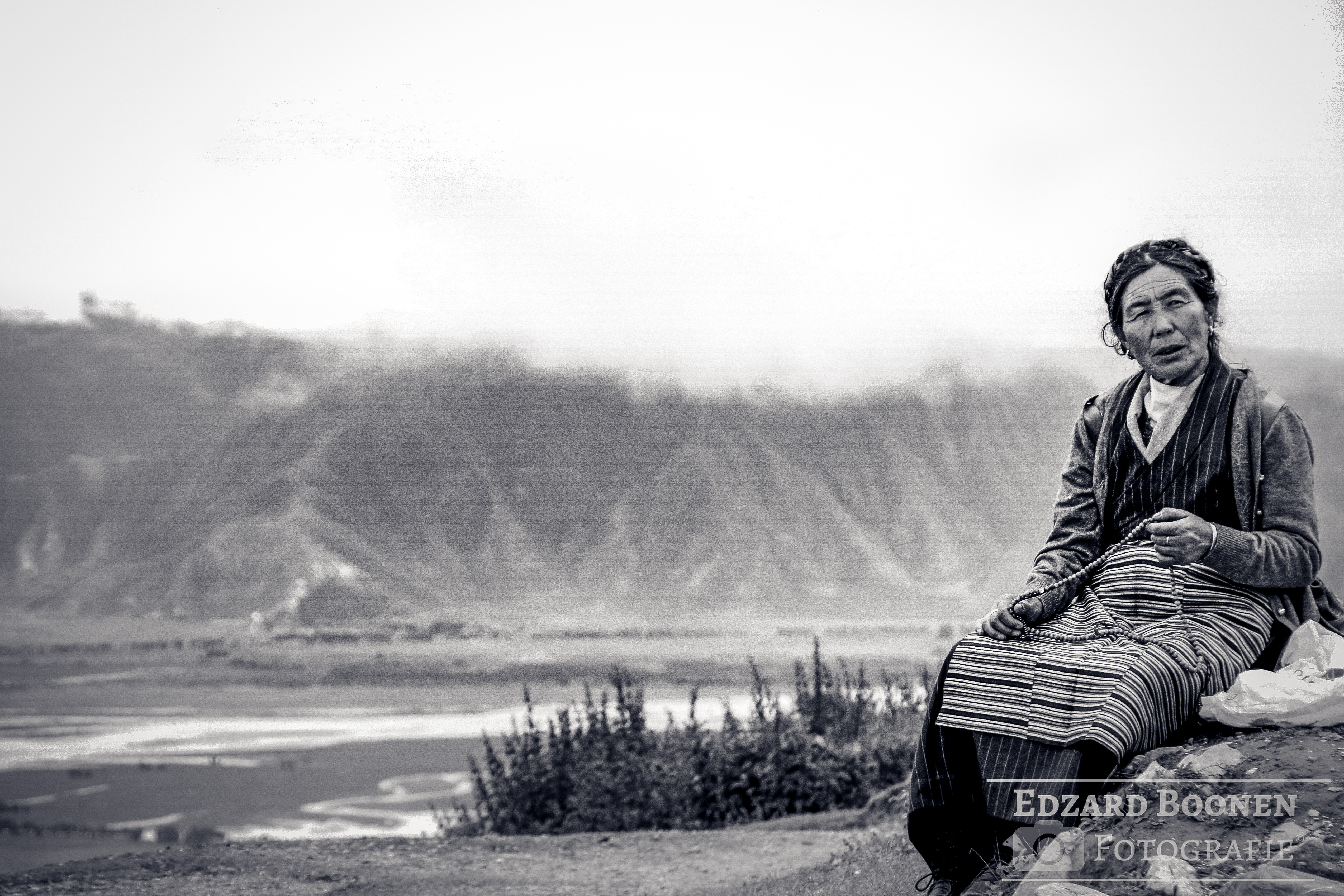tibetaanse-vrouw-rust-tijdens-haar-tocht-in-de-bergen