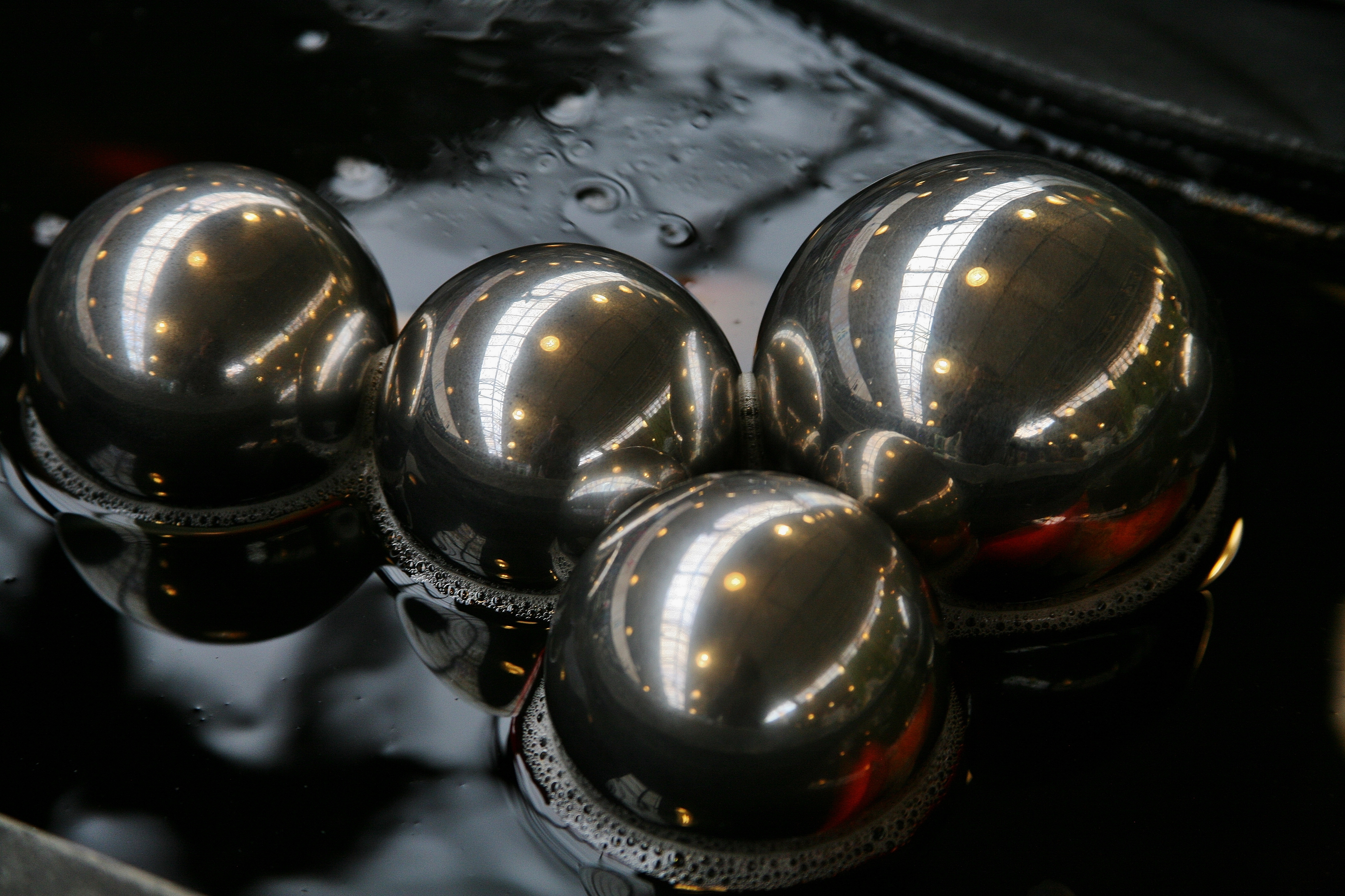 vier-ballen-in-een-waterpartij