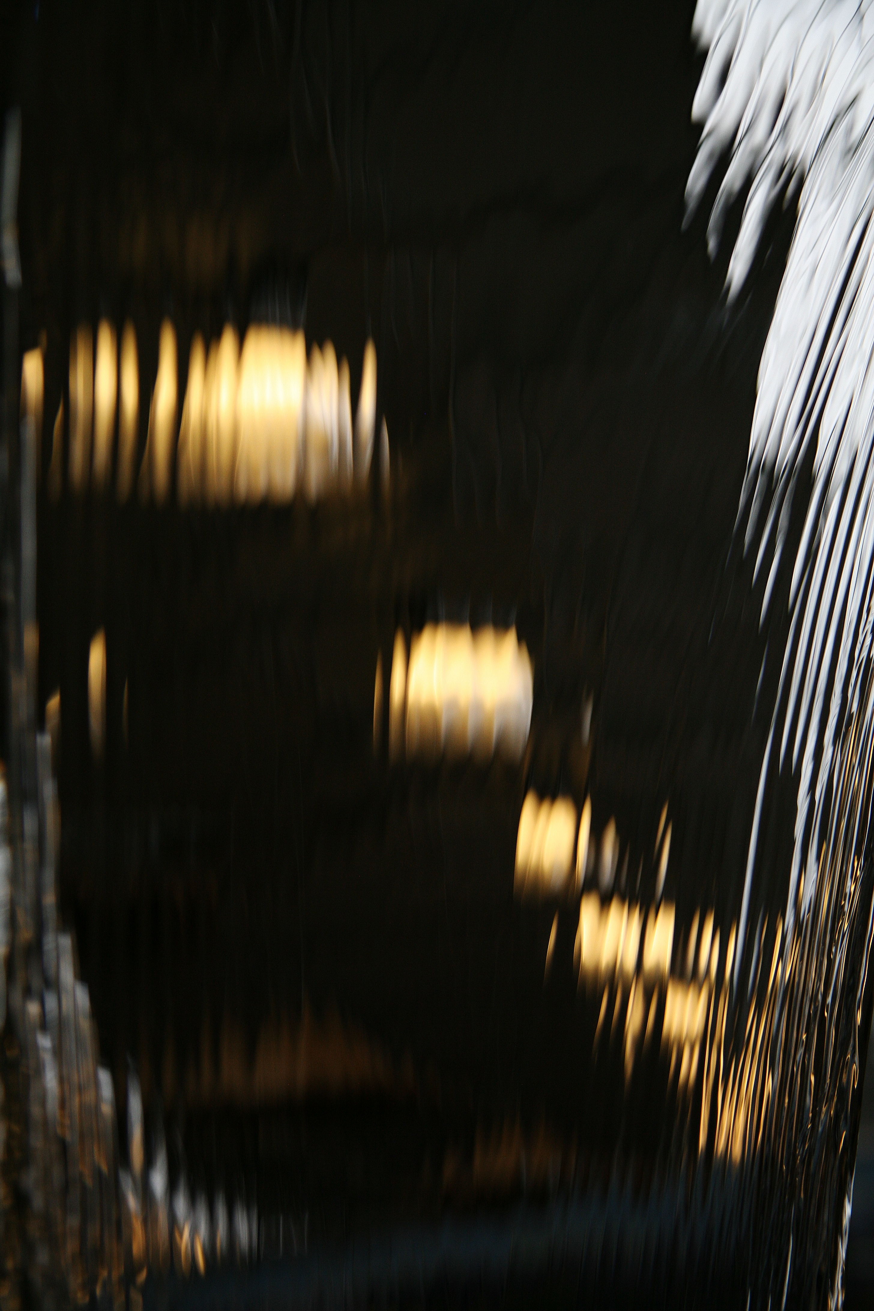 lamplicht-door-een-waterval