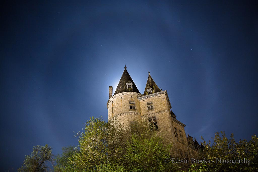 chateau-met-halo-door-maan