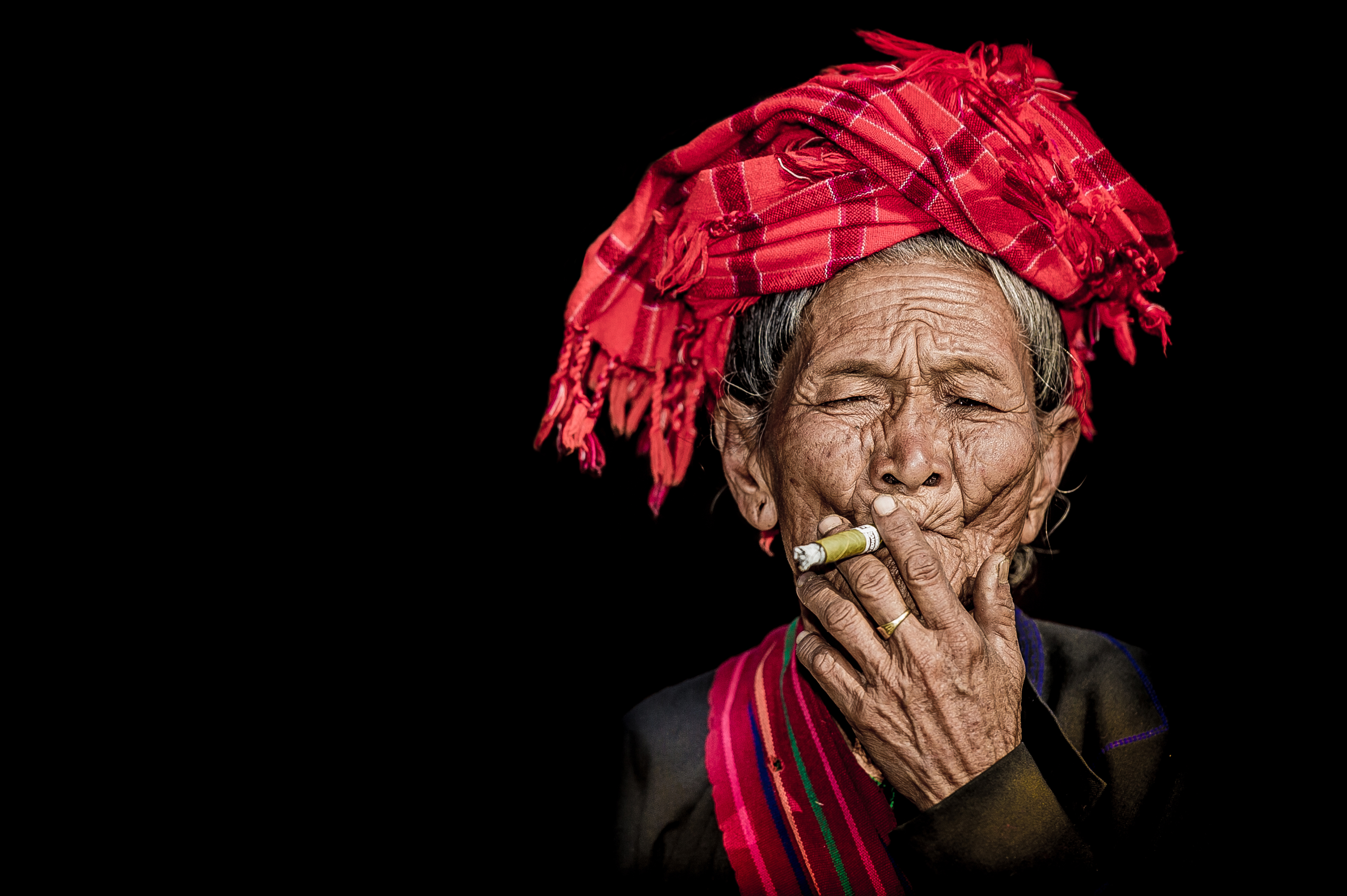 old-smoking-woman