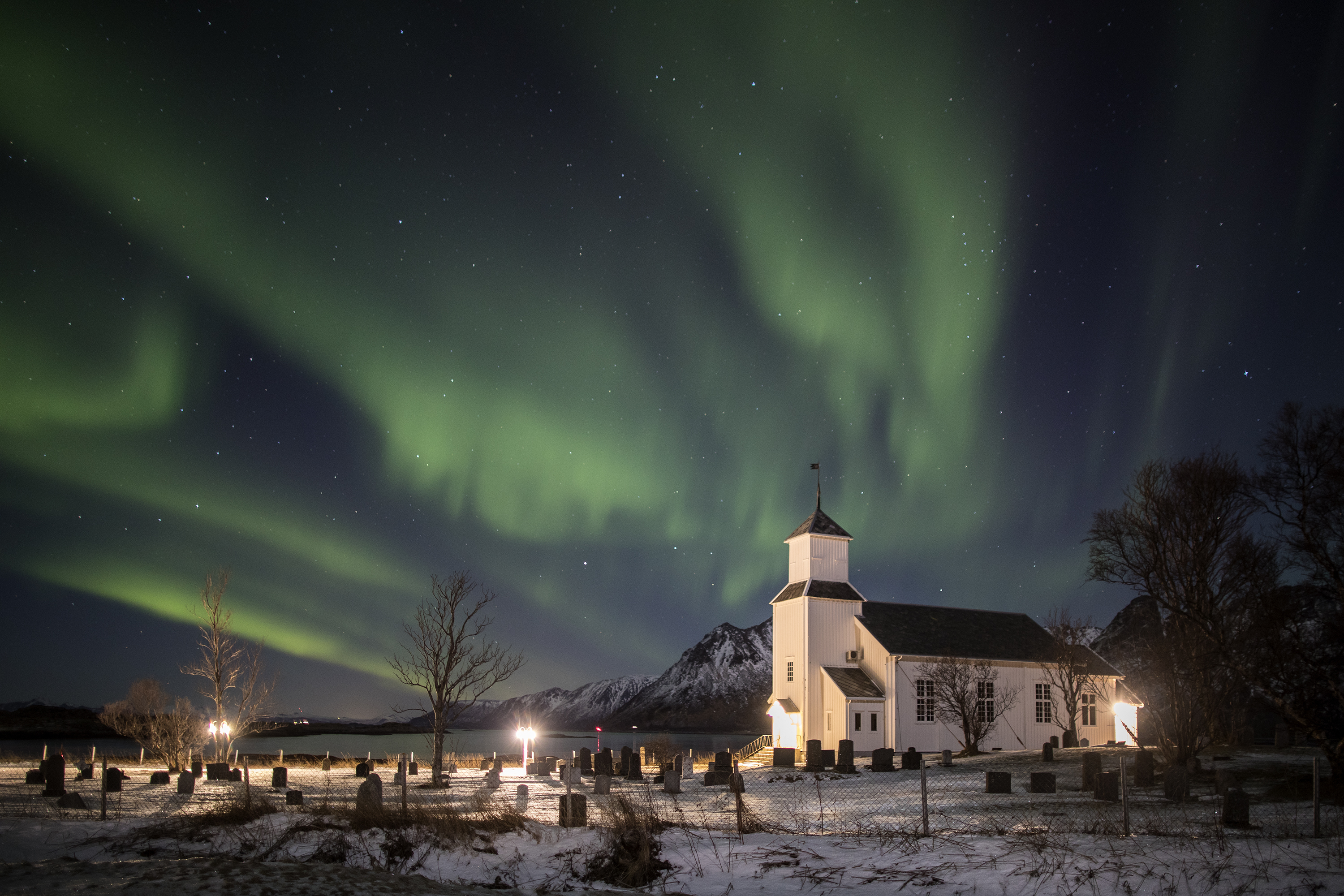de-kerk-van-gimsoy-lofoten-in-het-noorderlicht