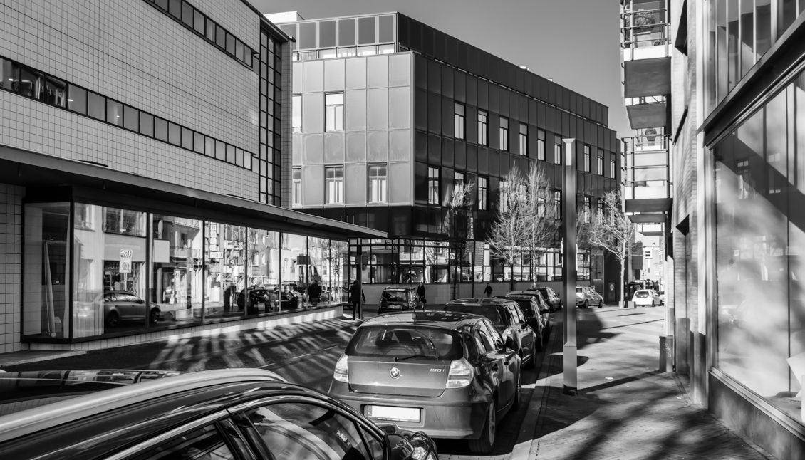 straat-met-veel-spiegeling