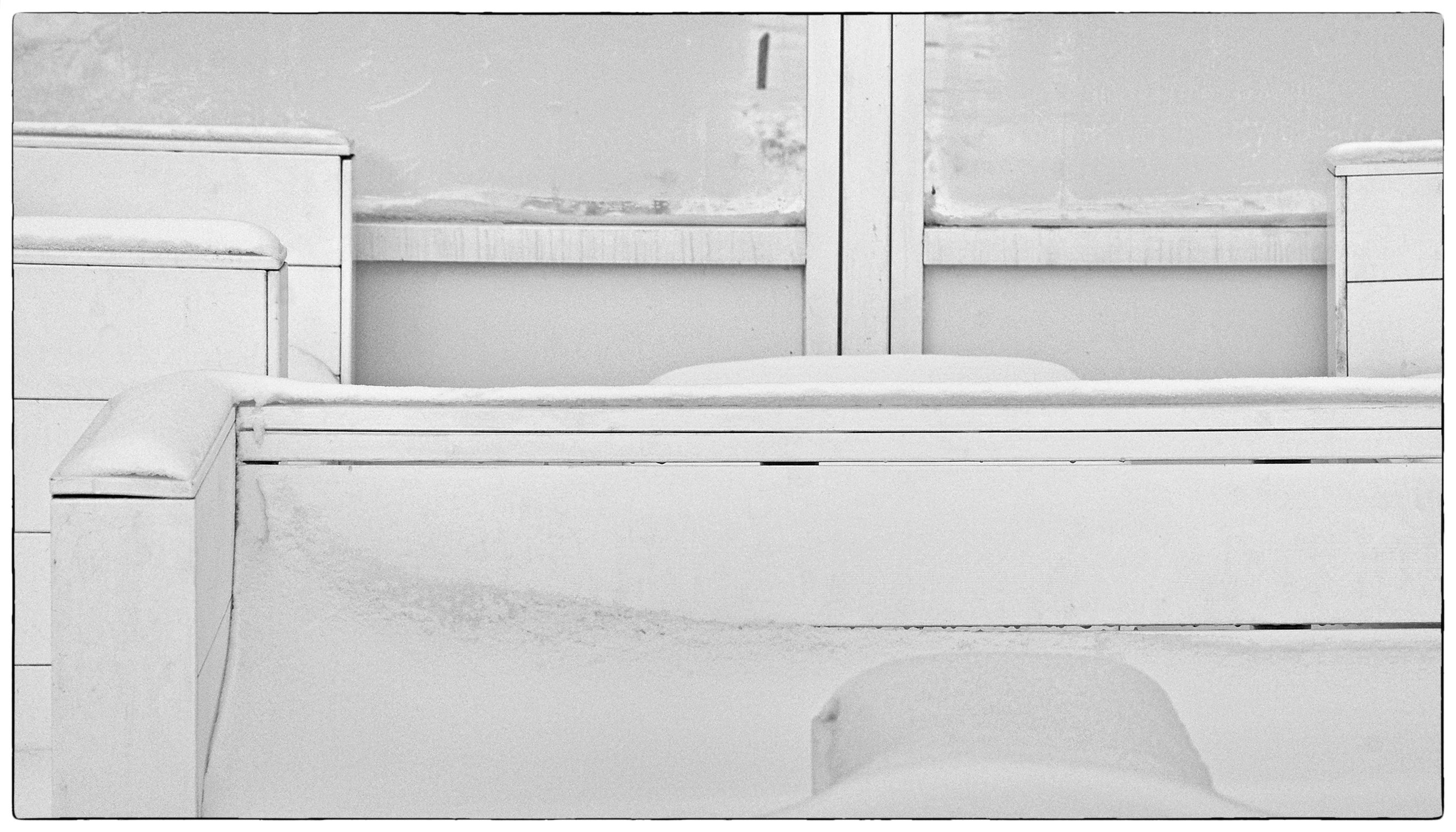 strandmeubilair-in-de-sneeuw