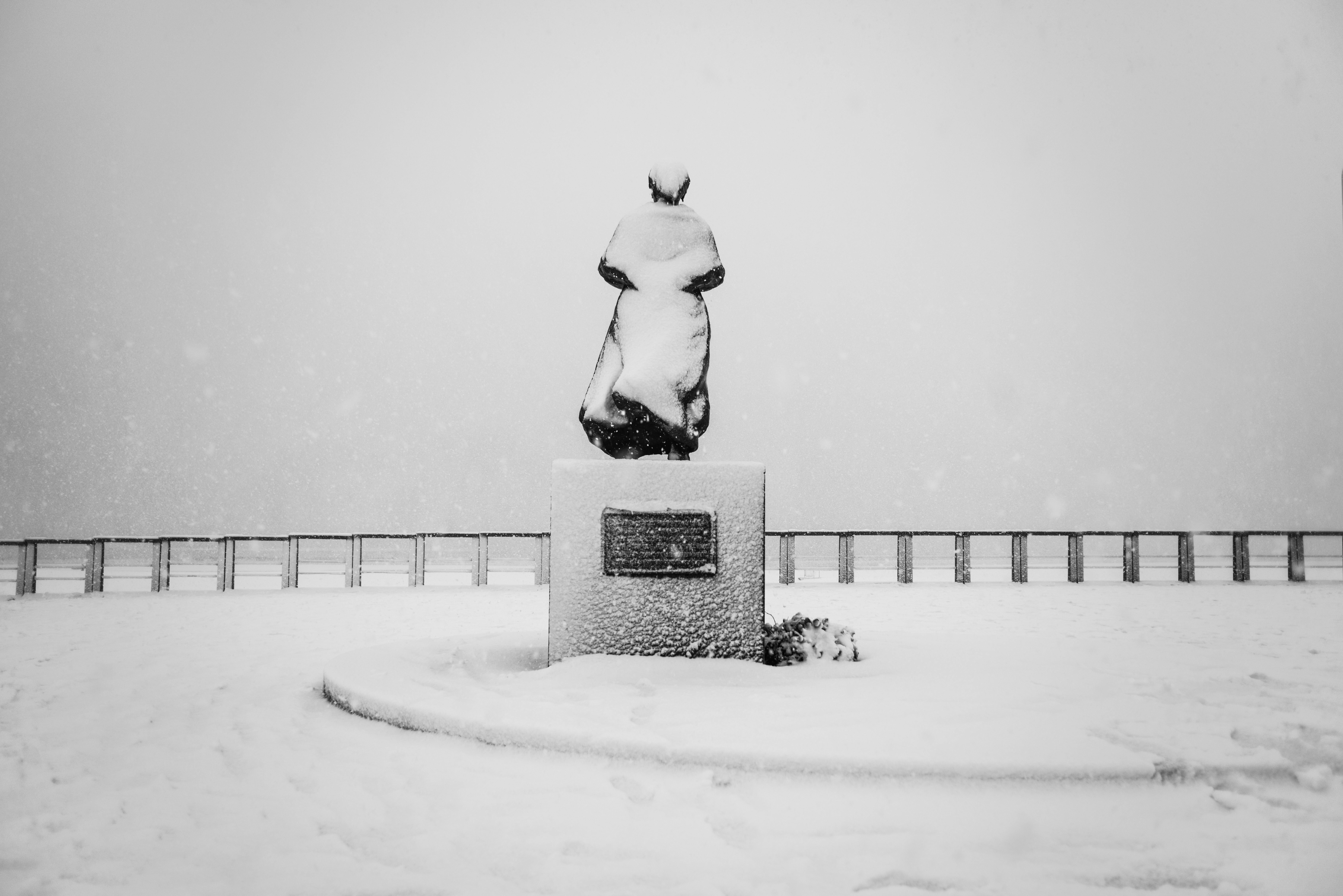 besneeuwde-scheveningse-vrouw-wacht-op-terugkeer