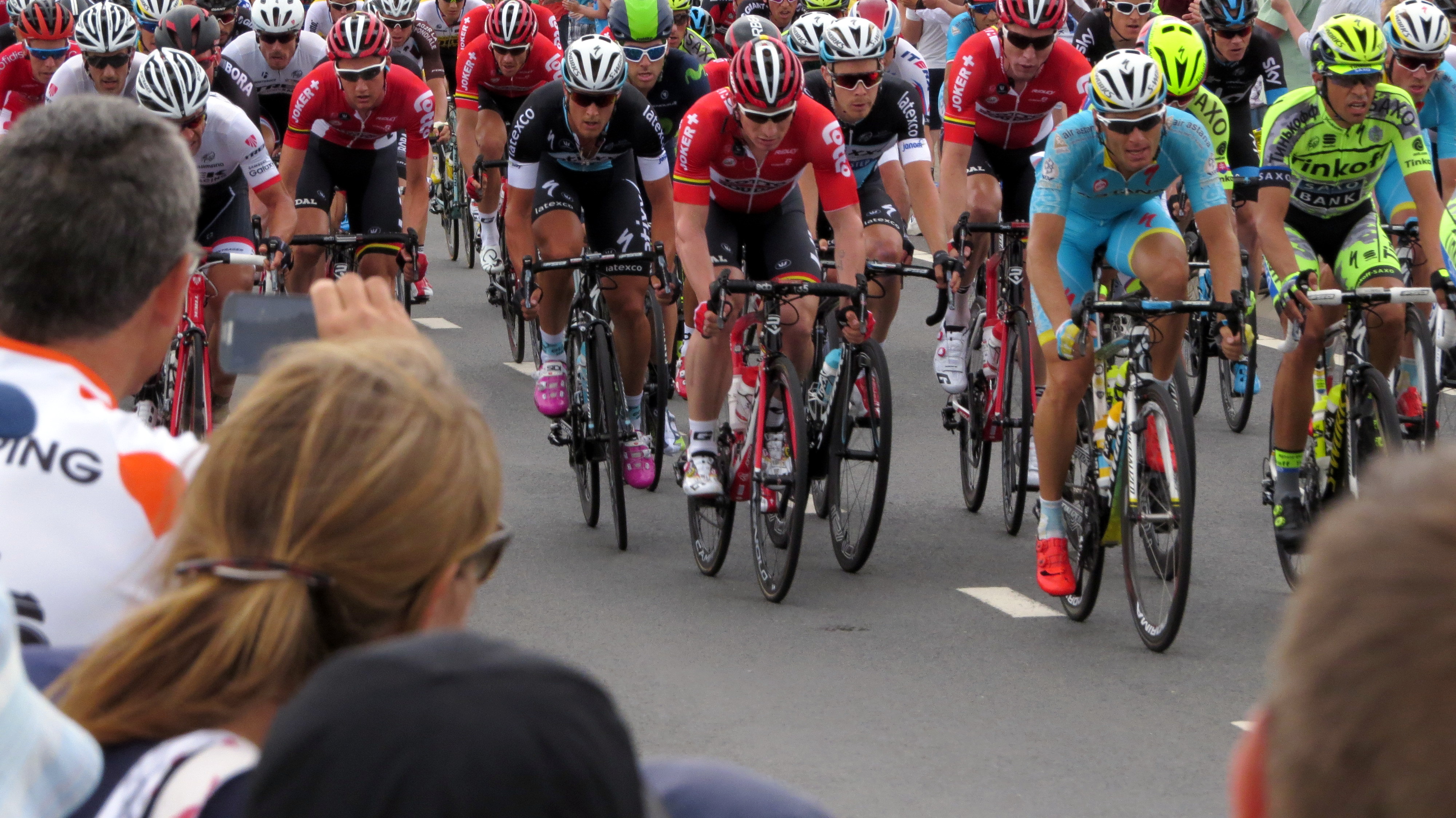 ritwinnaar-en-nieuwe-geletruidrager-na-2e-etappe-op-dezelfde-foto