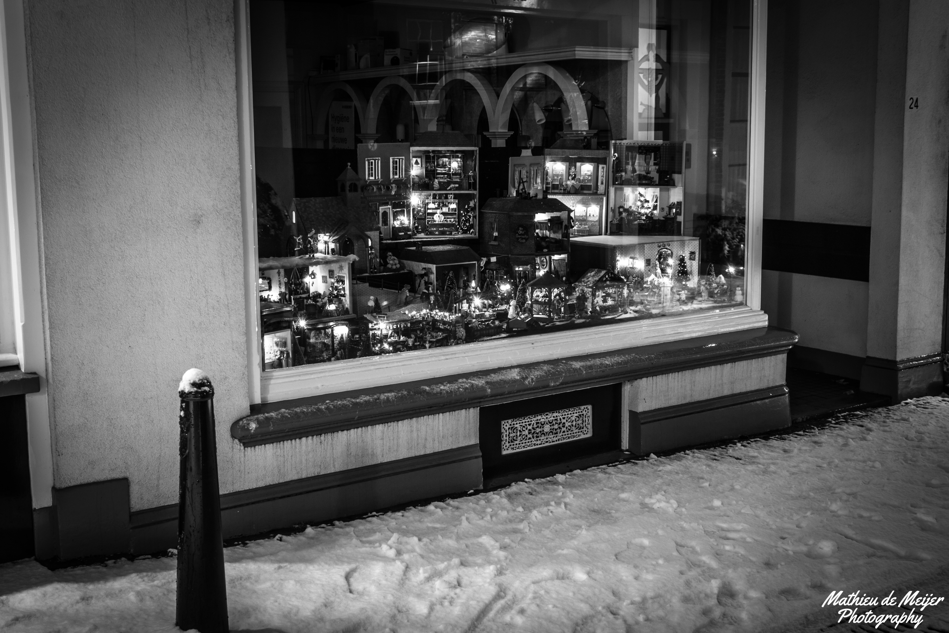 window-shopping-in-winter