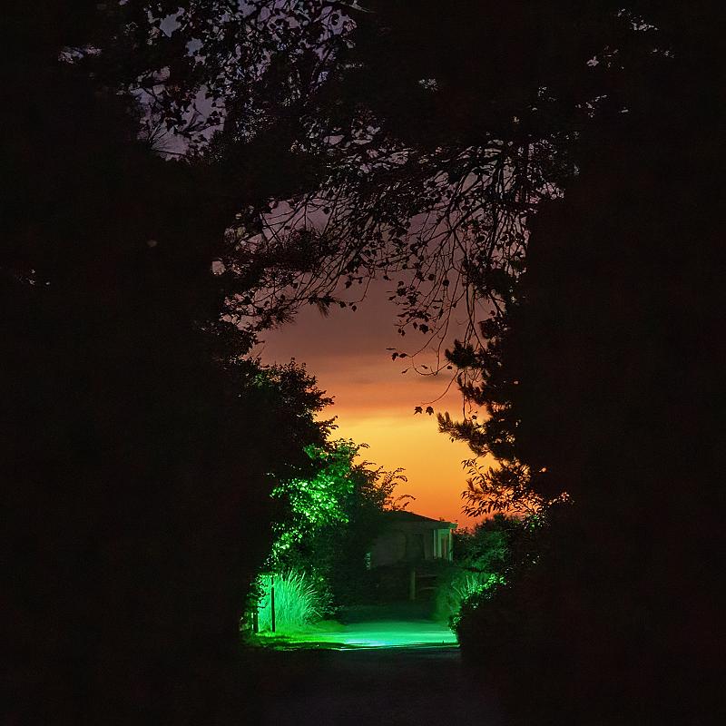 ameland-zonsondergang-in-combi-met-groene-straatverlichting