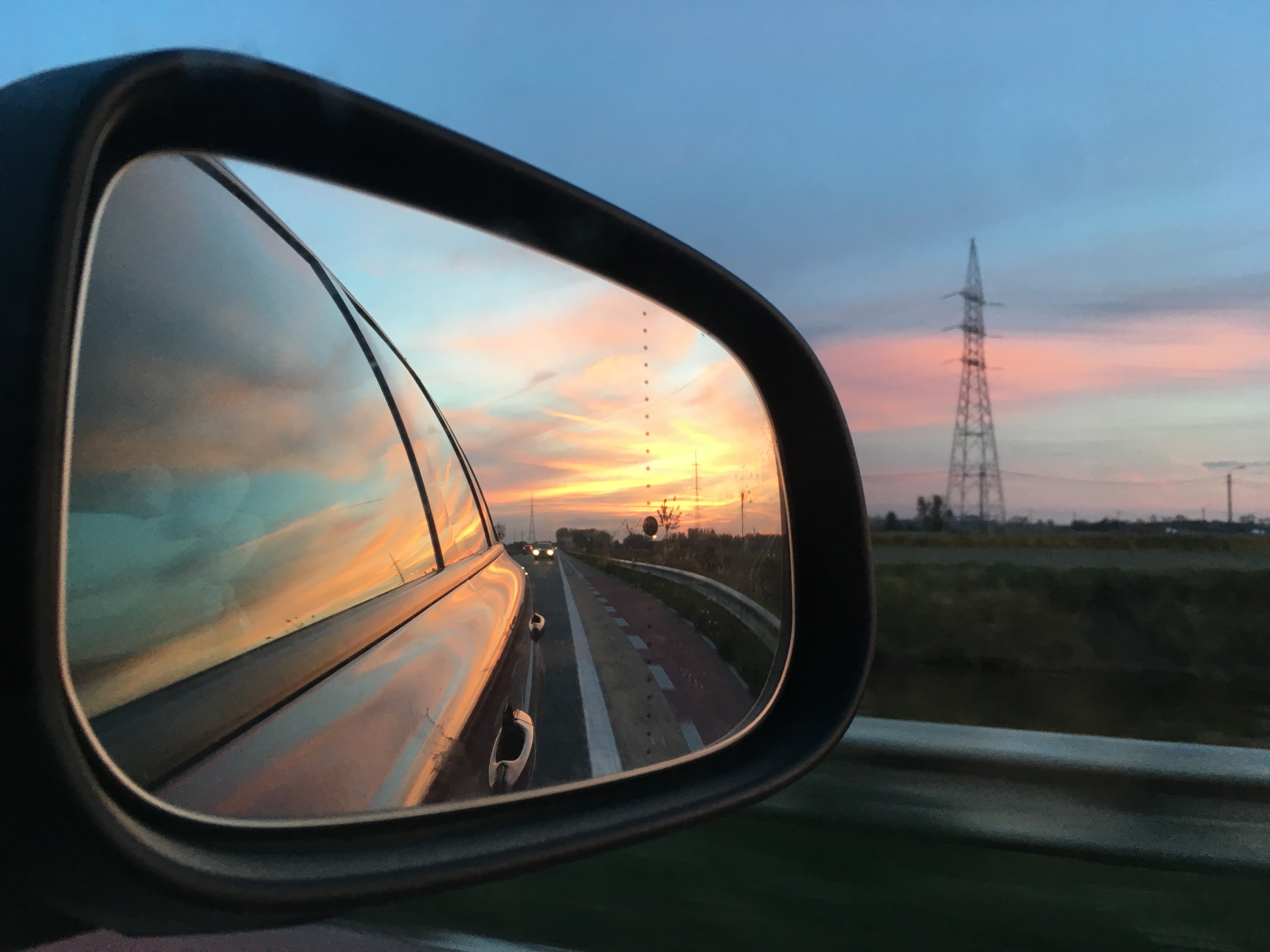 een-kleurenpallet-van-wolken-vroeg-op-de-avond