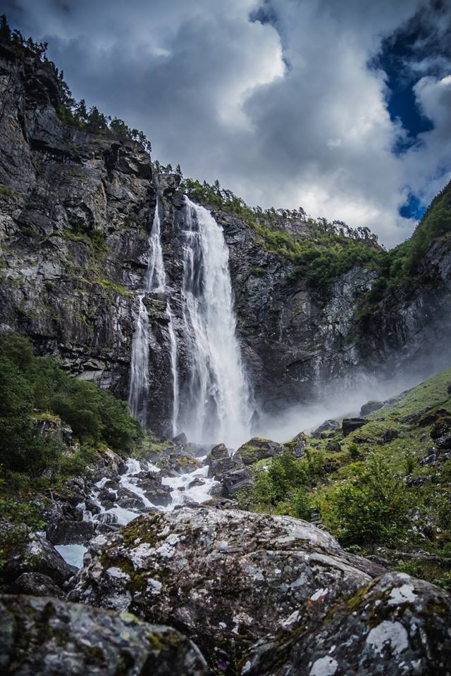 genieten-bij-de-waterval-in-noorwegen