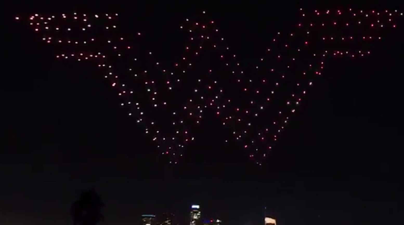 300-drones-vormen-wonderwoman-choreografie-in-de-lucht