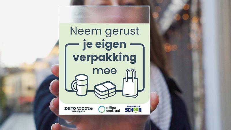 raamsticker-vertelt-consument-waar-hij-welkom-is-met-eigen-beker-en-bakje
