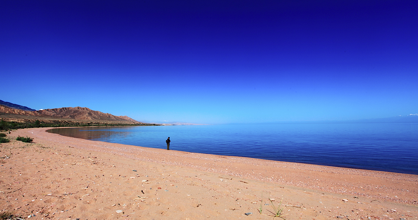een-priv%C3%A9-strand-yssyk-kul-meer-kyrgyzstan-2014