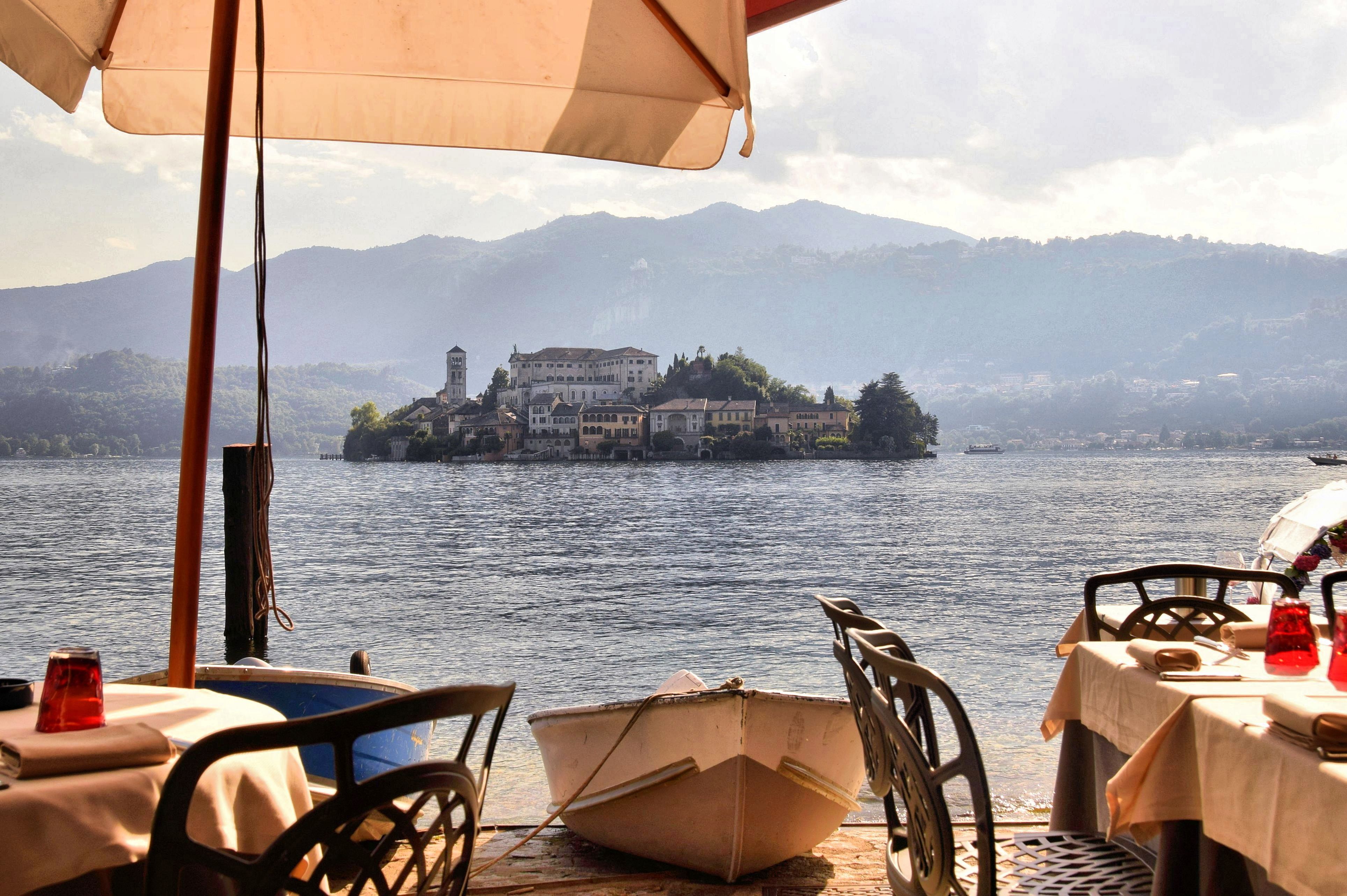 sfeervol-terras-aan-het-water