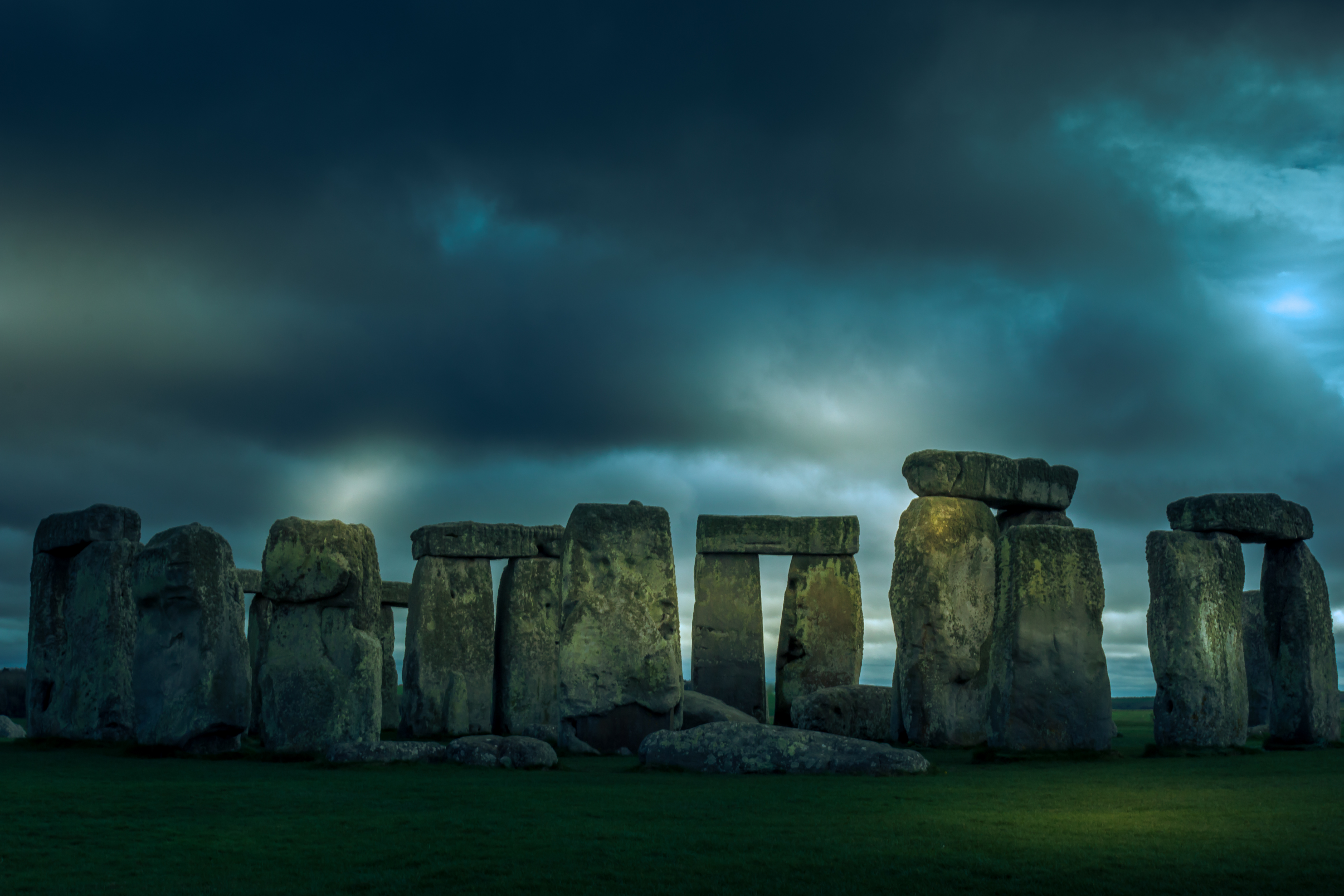 stonehenge-at-night