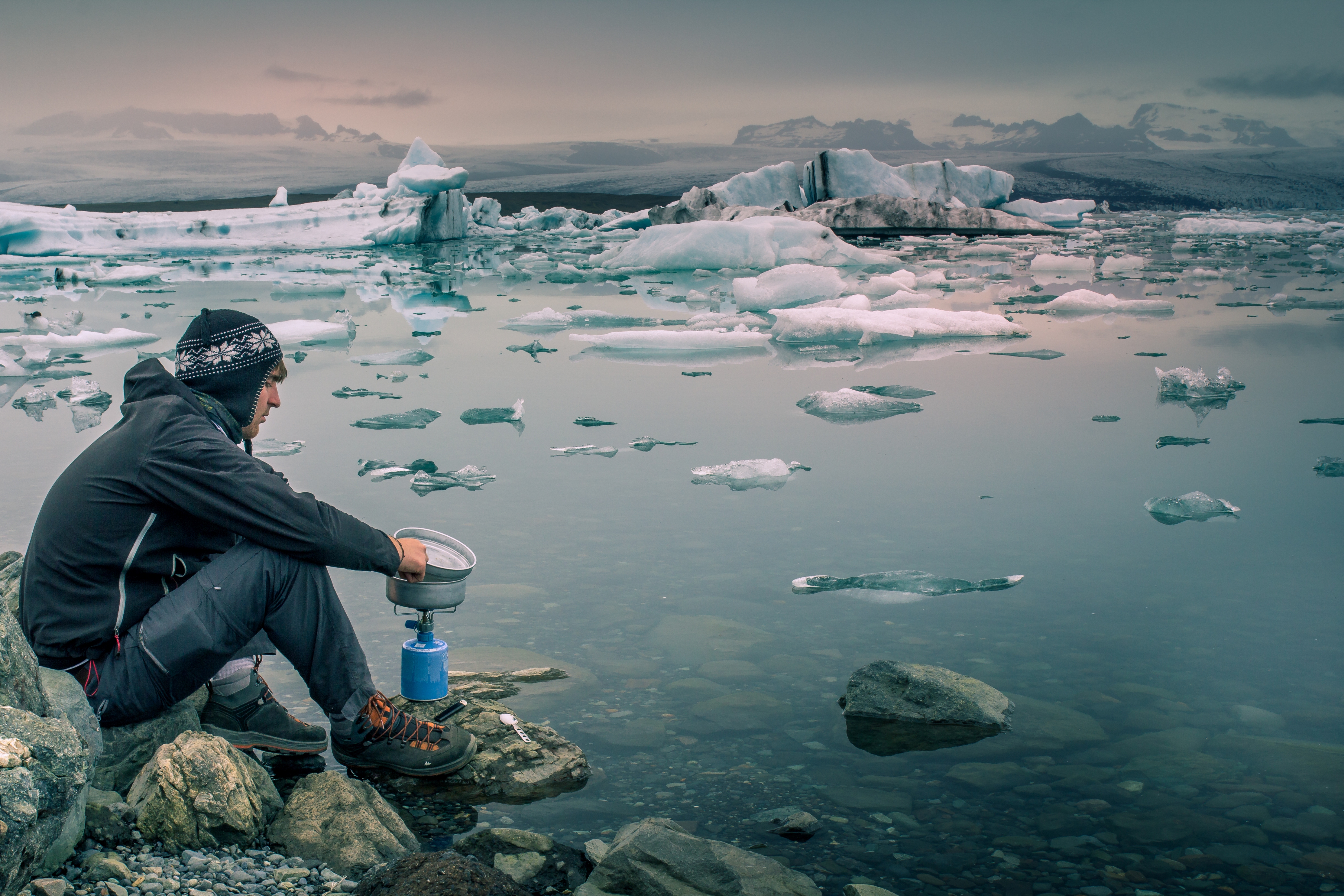 basic-cooking-at-j%C3%B6kuls%C3%A1rl%C3%B3n-glacier-lagoon