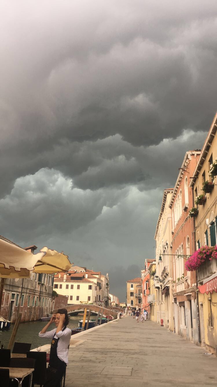 de-opengebarsten-hemel-in-venetie