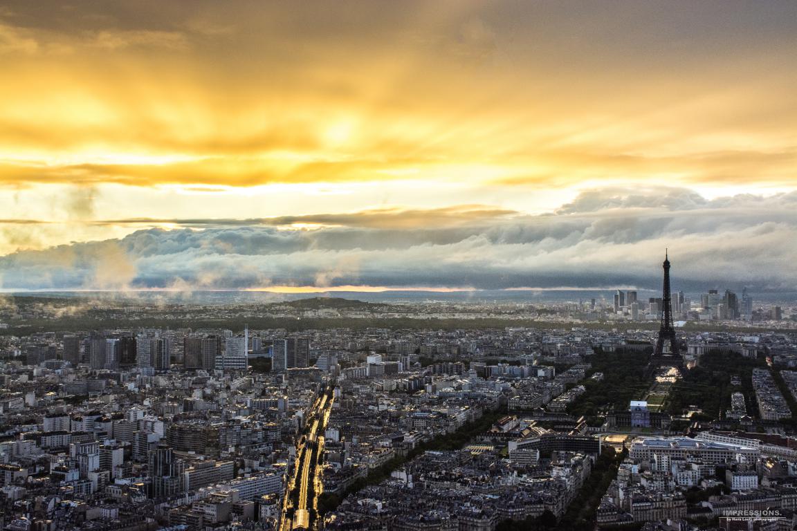 zonsondergang-in-parijs-na-een-regenbui