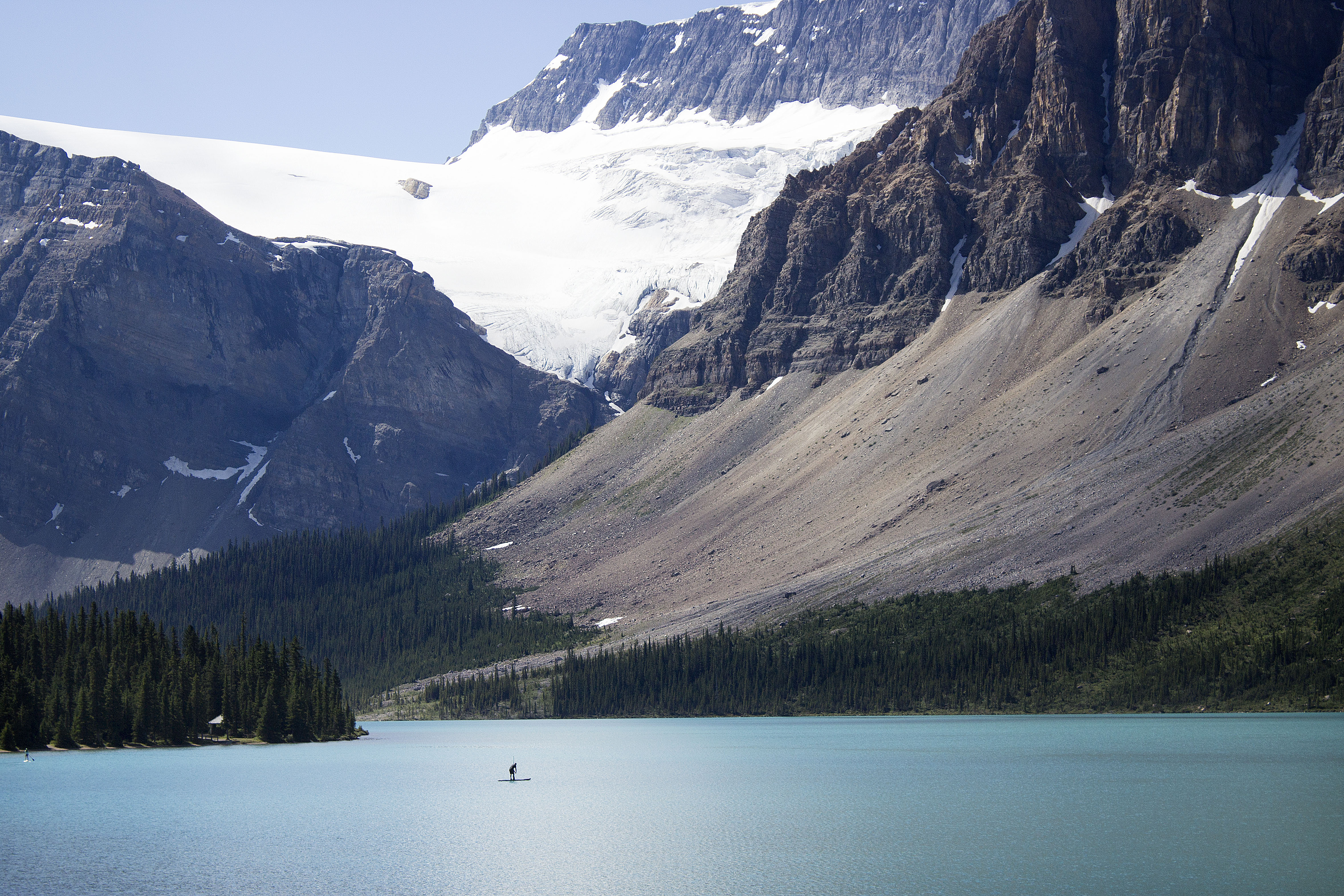 paddling-op-een-bergmeer-in-canada