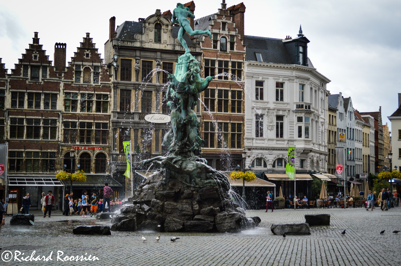 silvius-brabo-werpt-de-hand