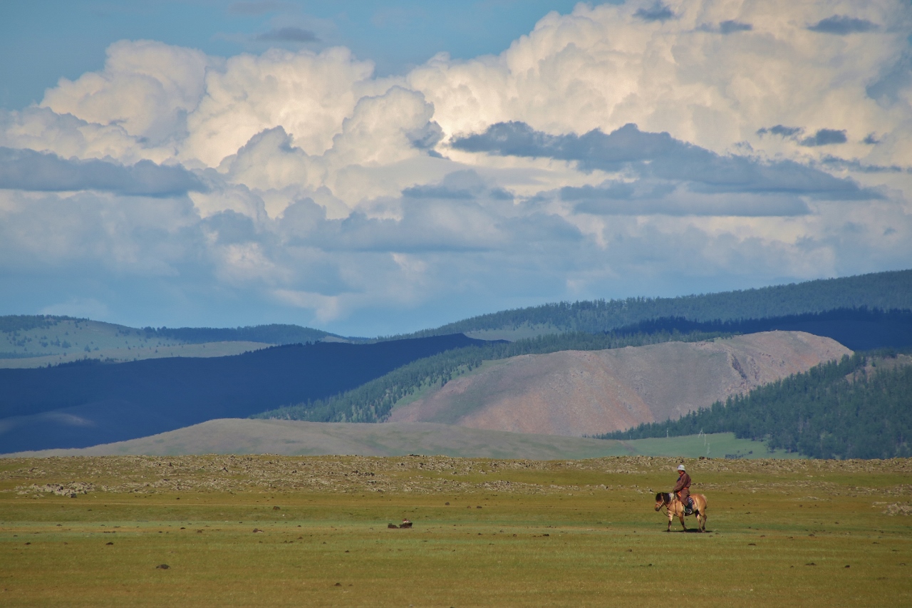eenzame-ruiter-in-de-ohrkon-vallei-in-mongolie