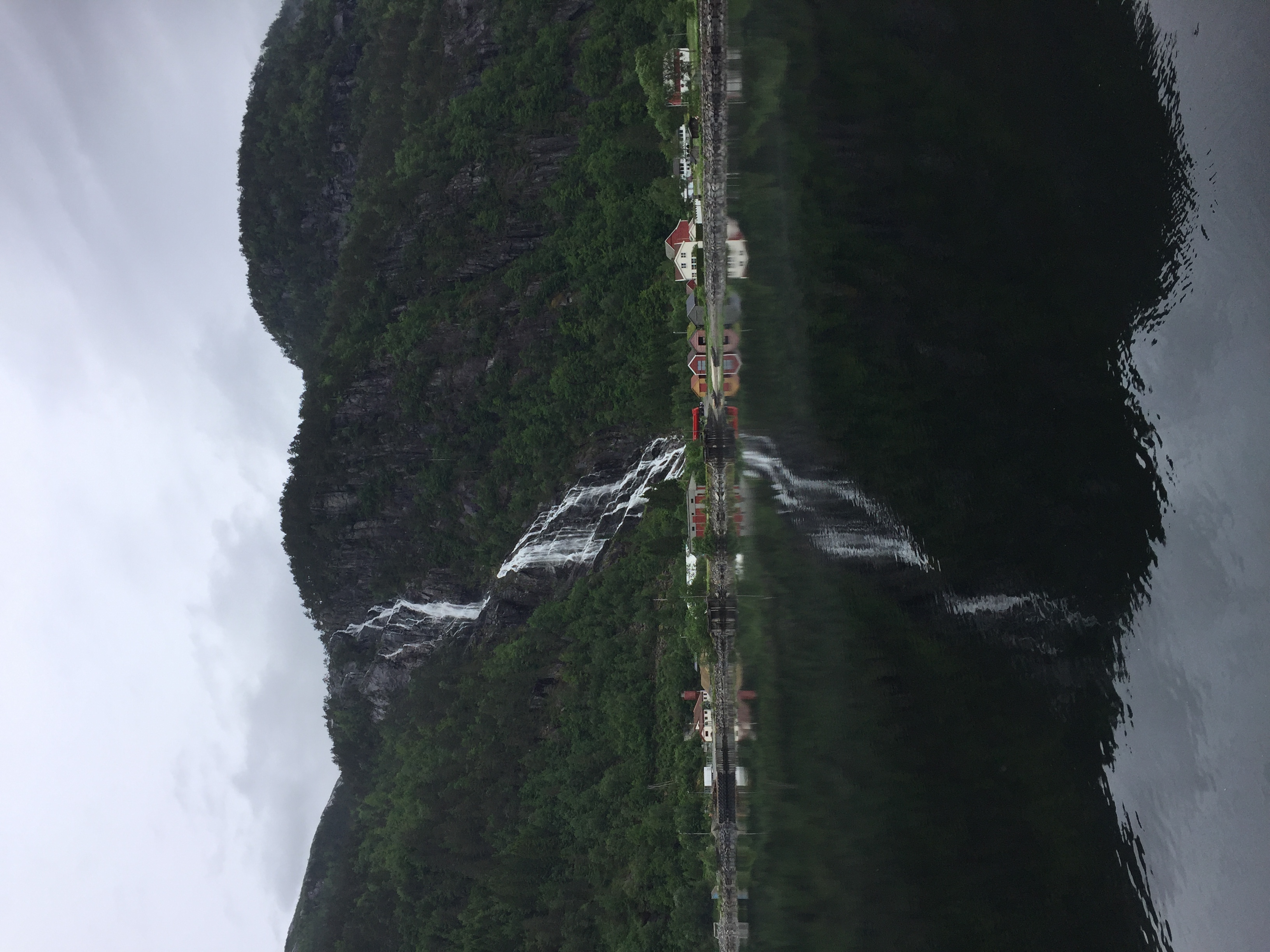 waterval-fjord-bergen