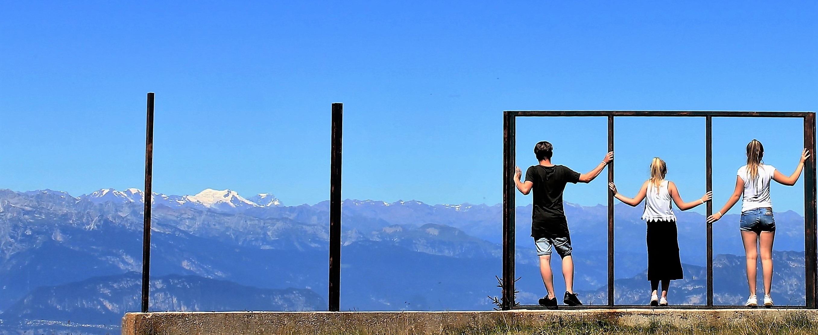 3-pubers-kijken-nieuwsgierig-de-wijde-wereld-in