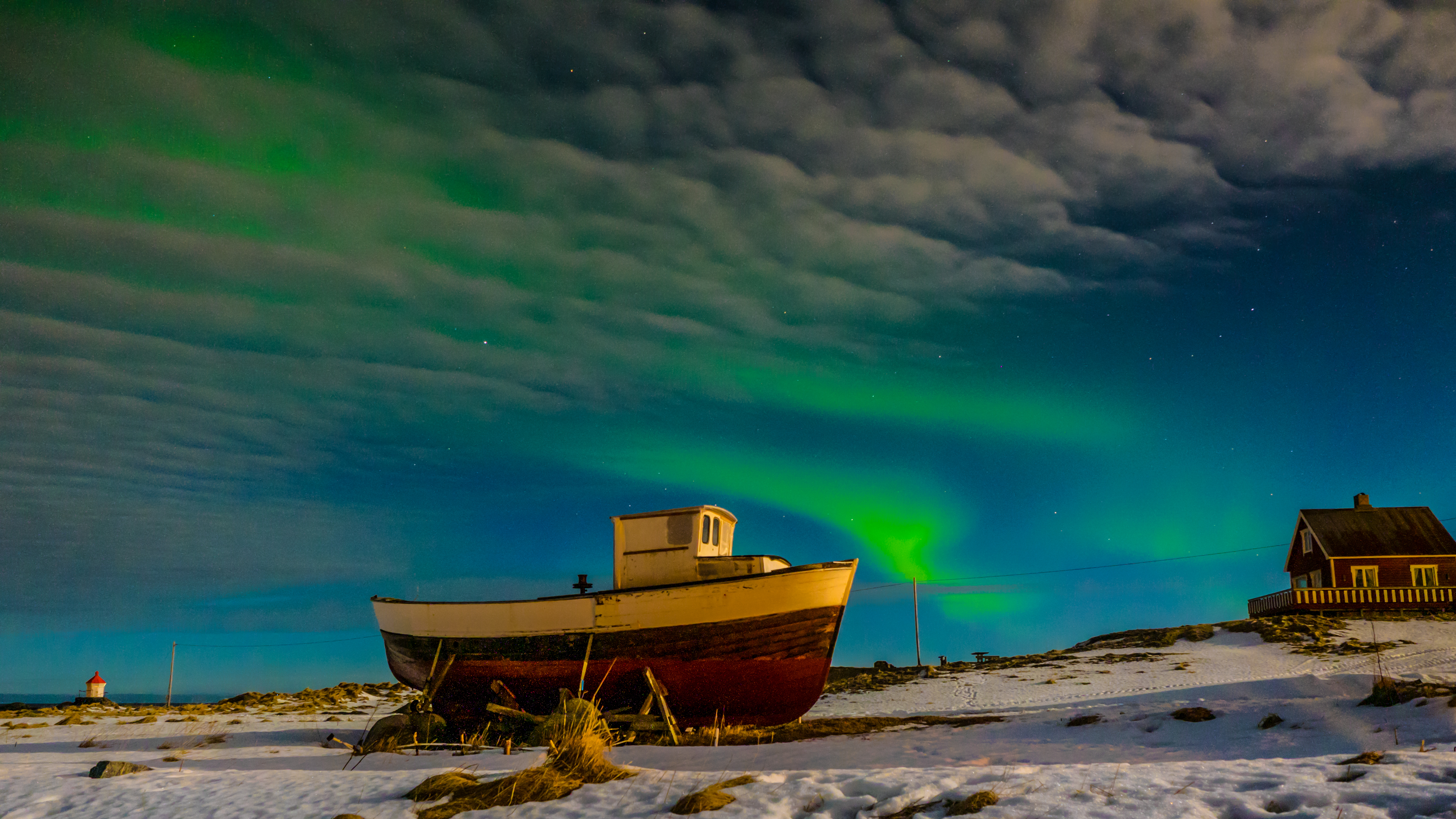 northern-lights-above-eggum