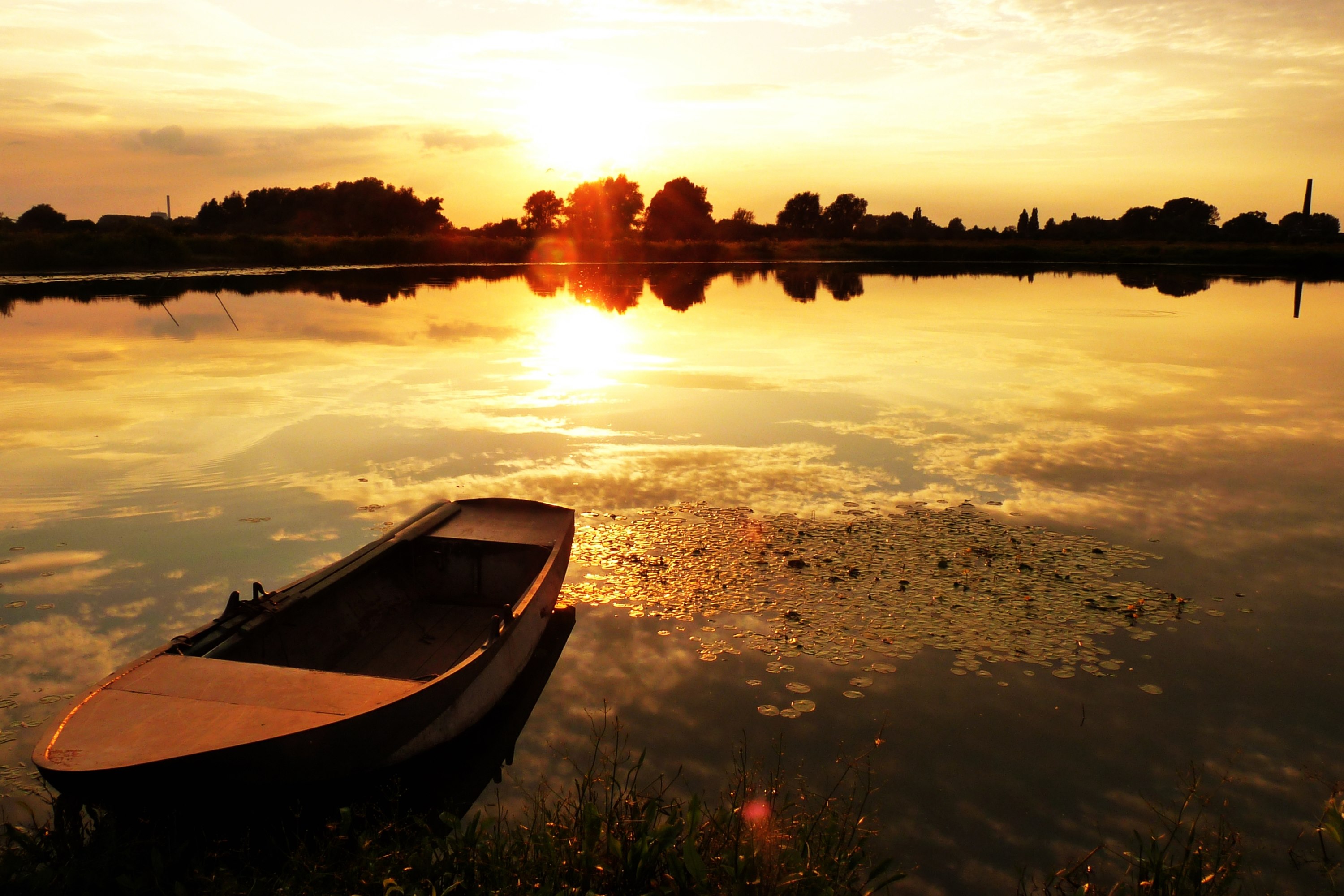 bootje-in-de-oude-waal-bij-nijmegen