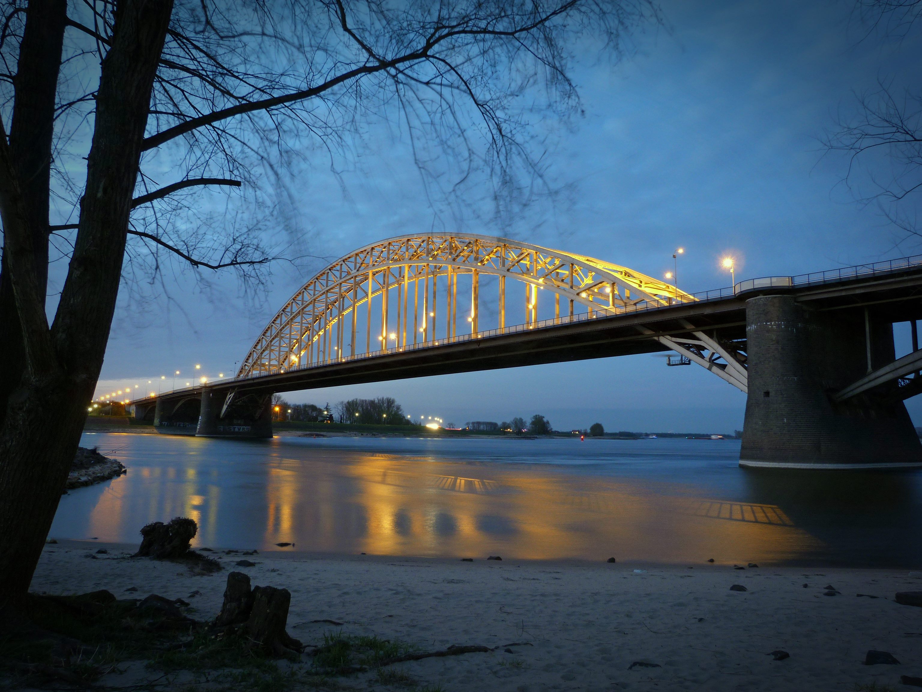 waalbrug-in-de-schemering