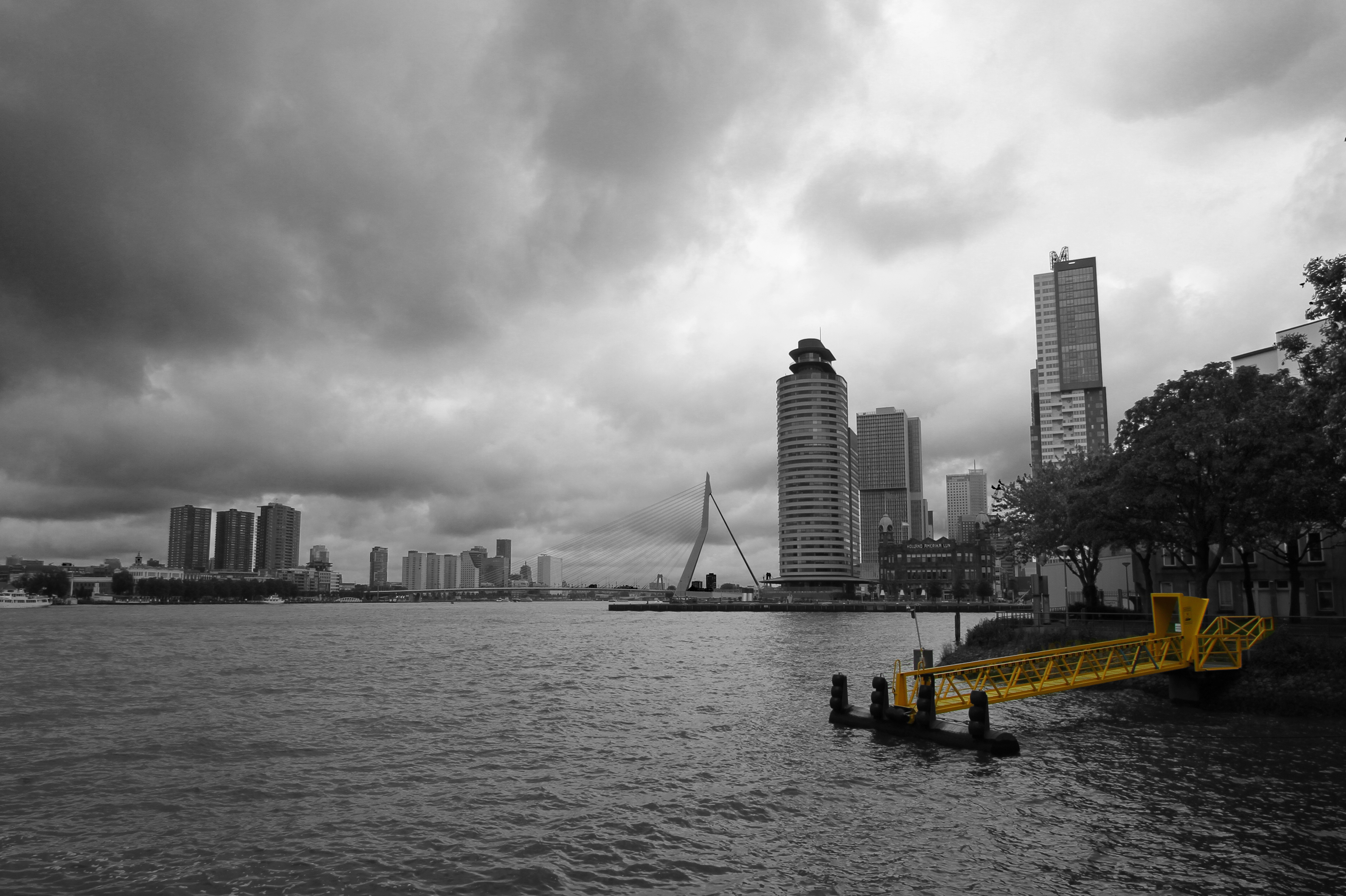 erasmusbrug-en-aanlegsteiger-watertaxi