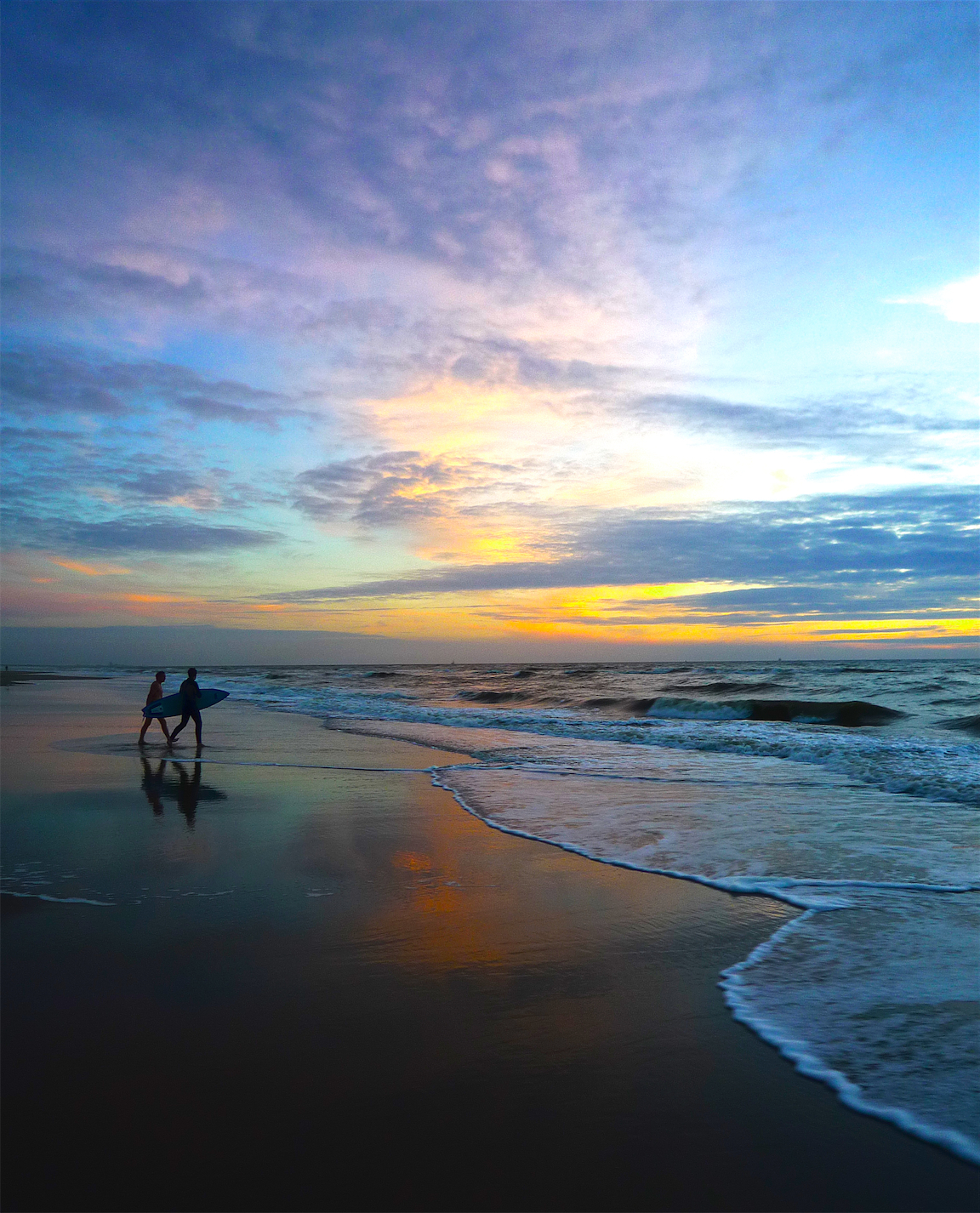 surfers-bij-zonsondergang