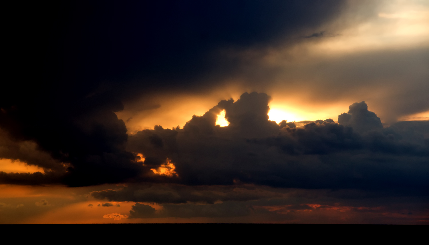 zonsondergang-bij-donkere-wolken