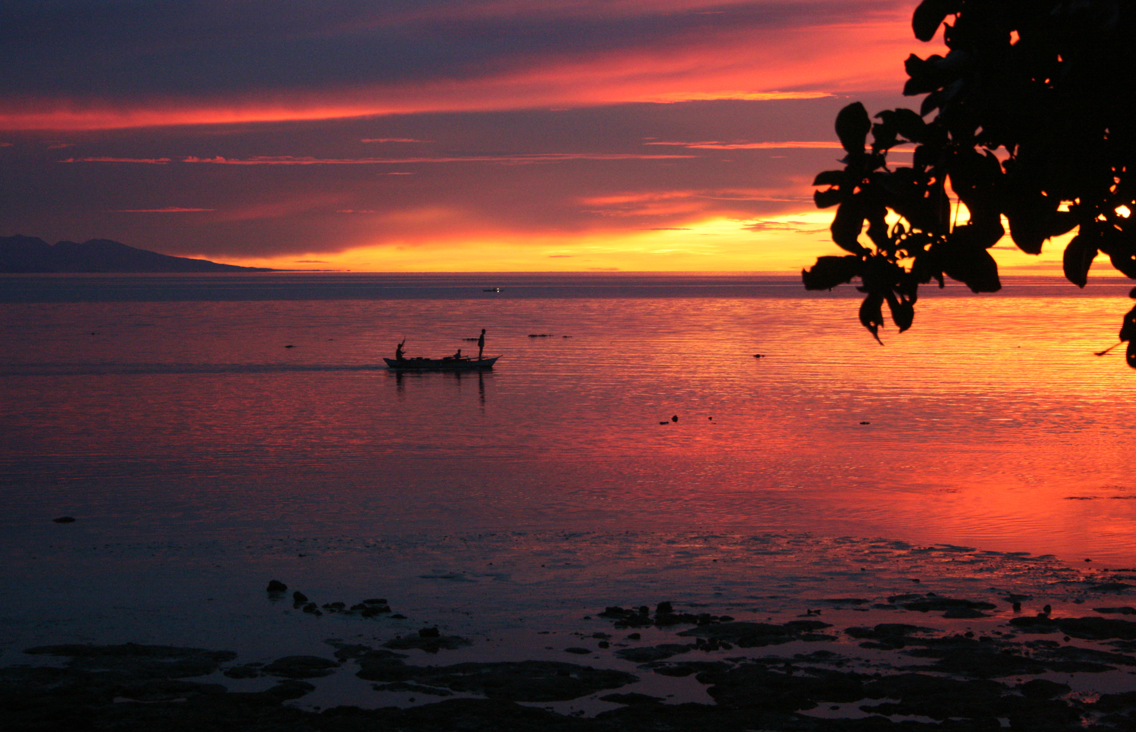 filippijnen-zonsondergang-met-vissersbootje