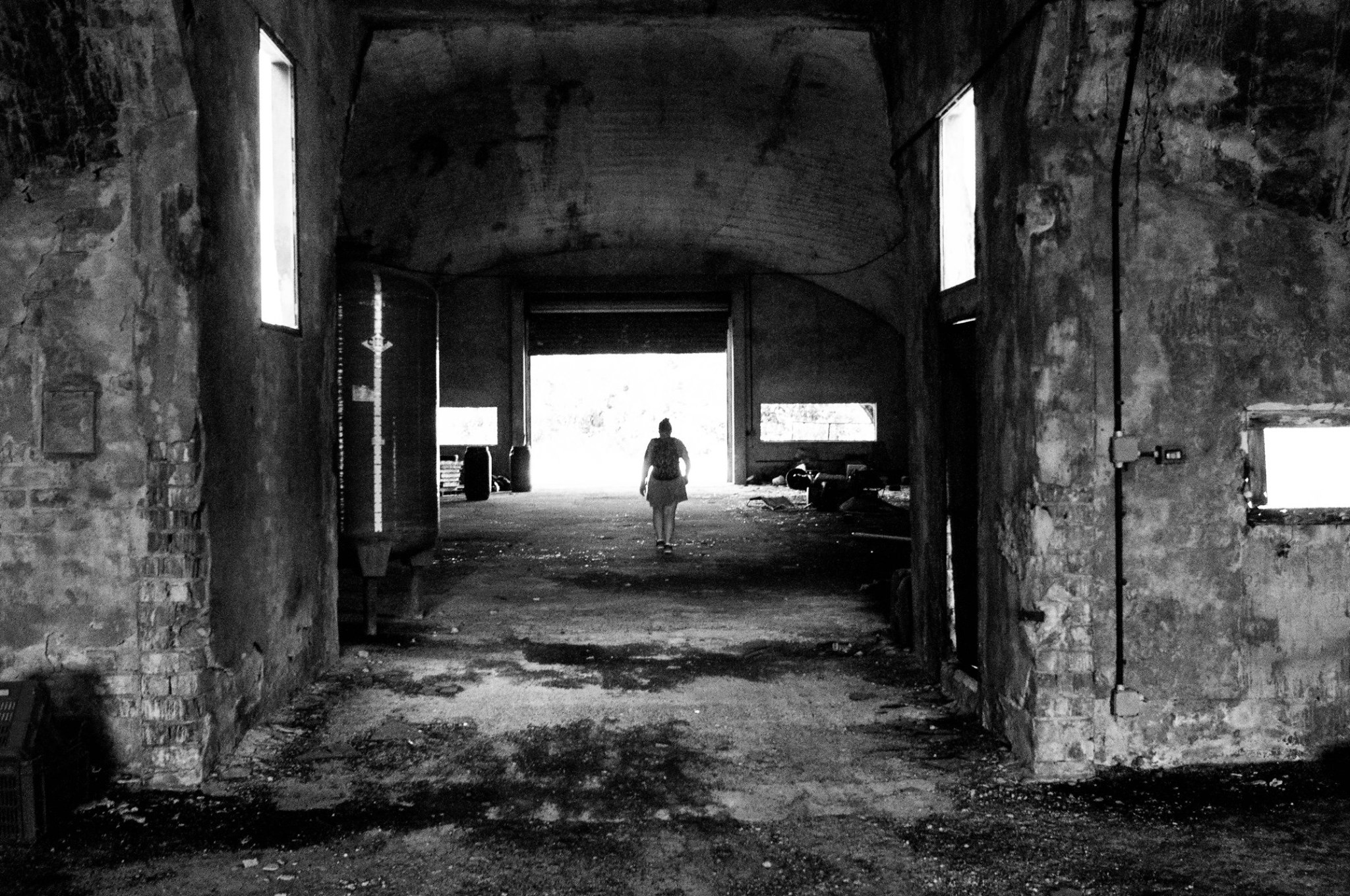 silhouette-in-oude-loods-in-itali%C3%AB