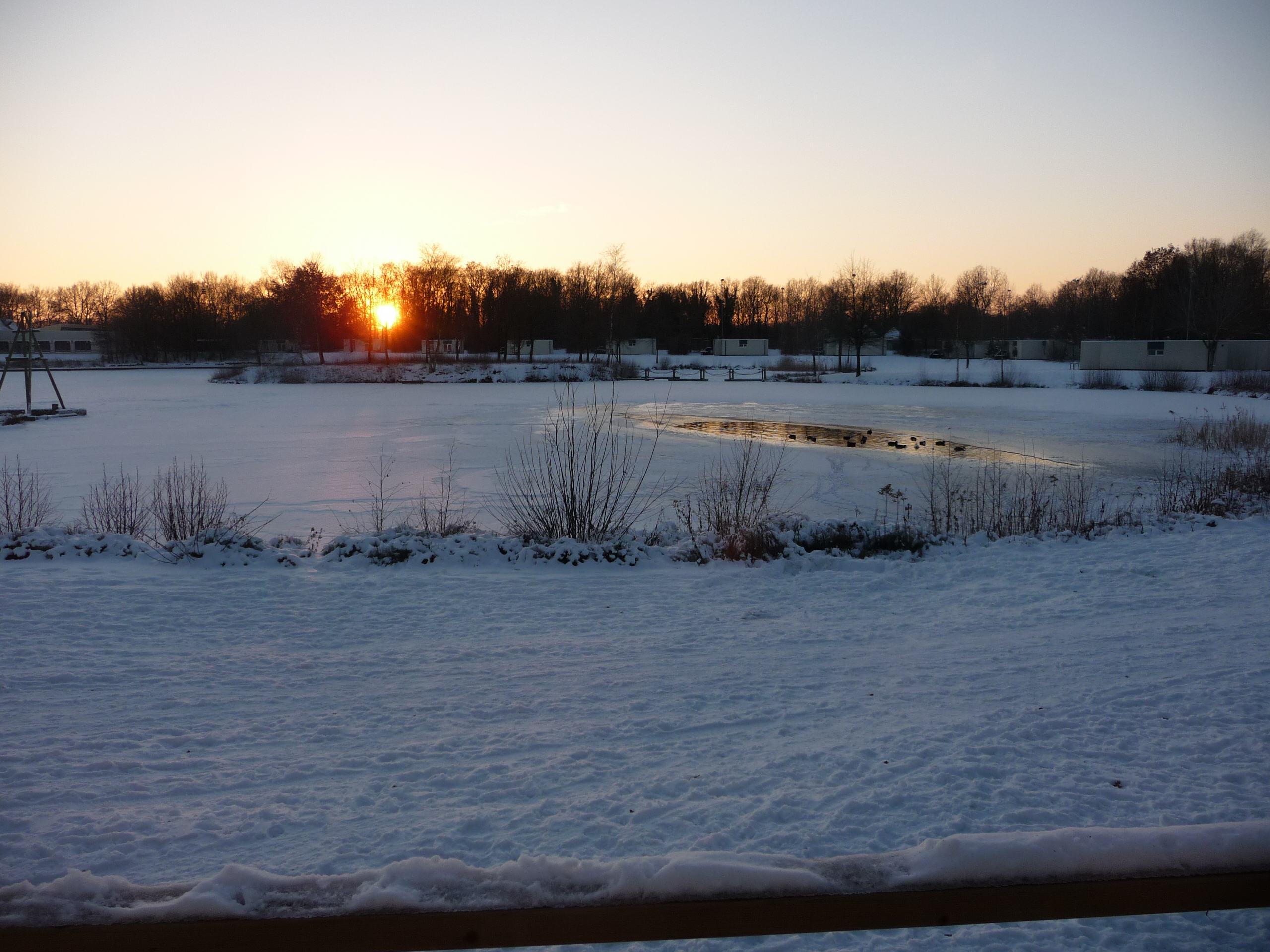 ondergaande-zon-met-tegenlicht