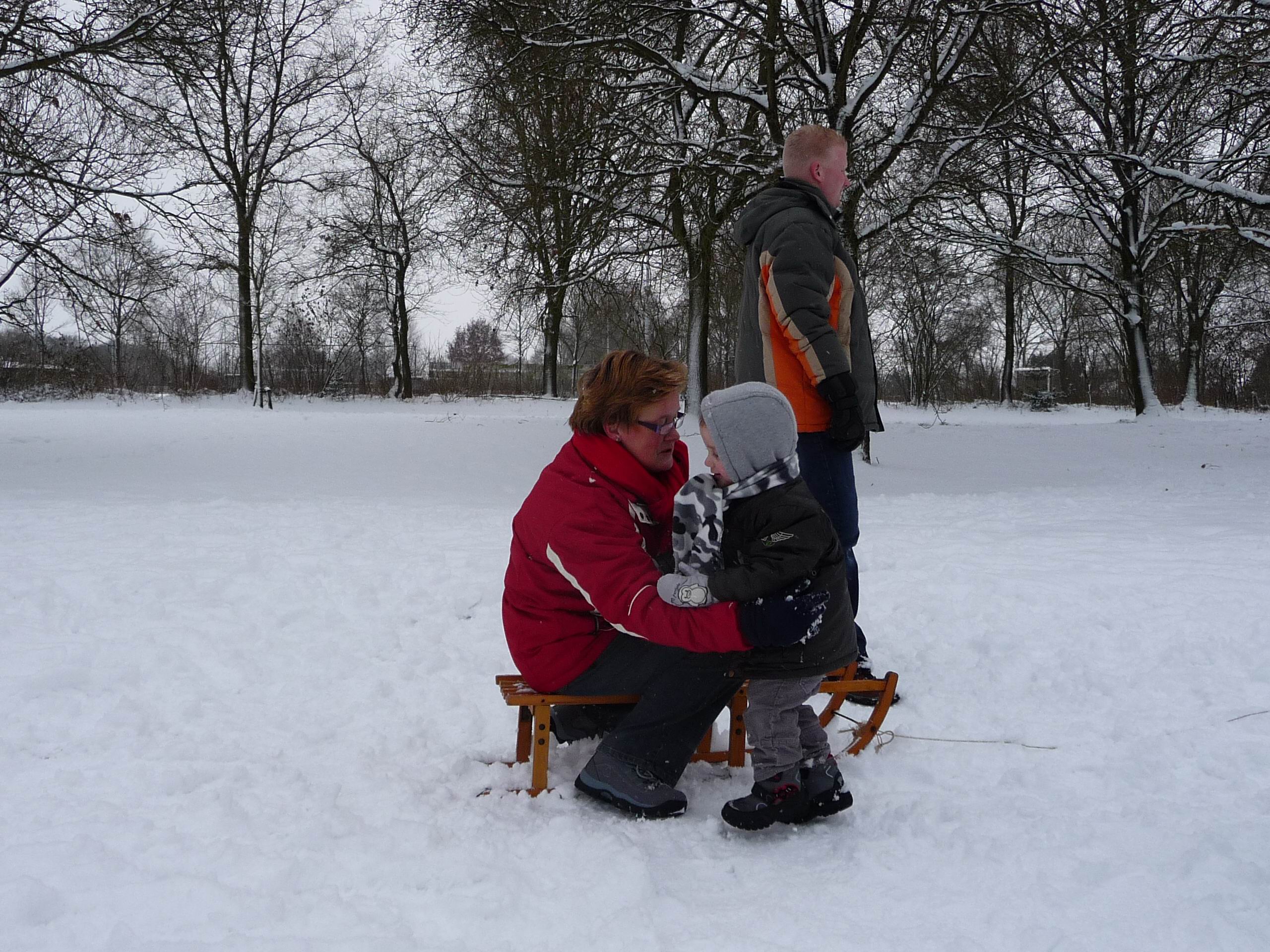 onze-kleinzoon-geniet-ook-van-de-1e-sneeuw