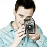 twee-zwanen-in-de-sneeuw-tijdens-zonsopgang