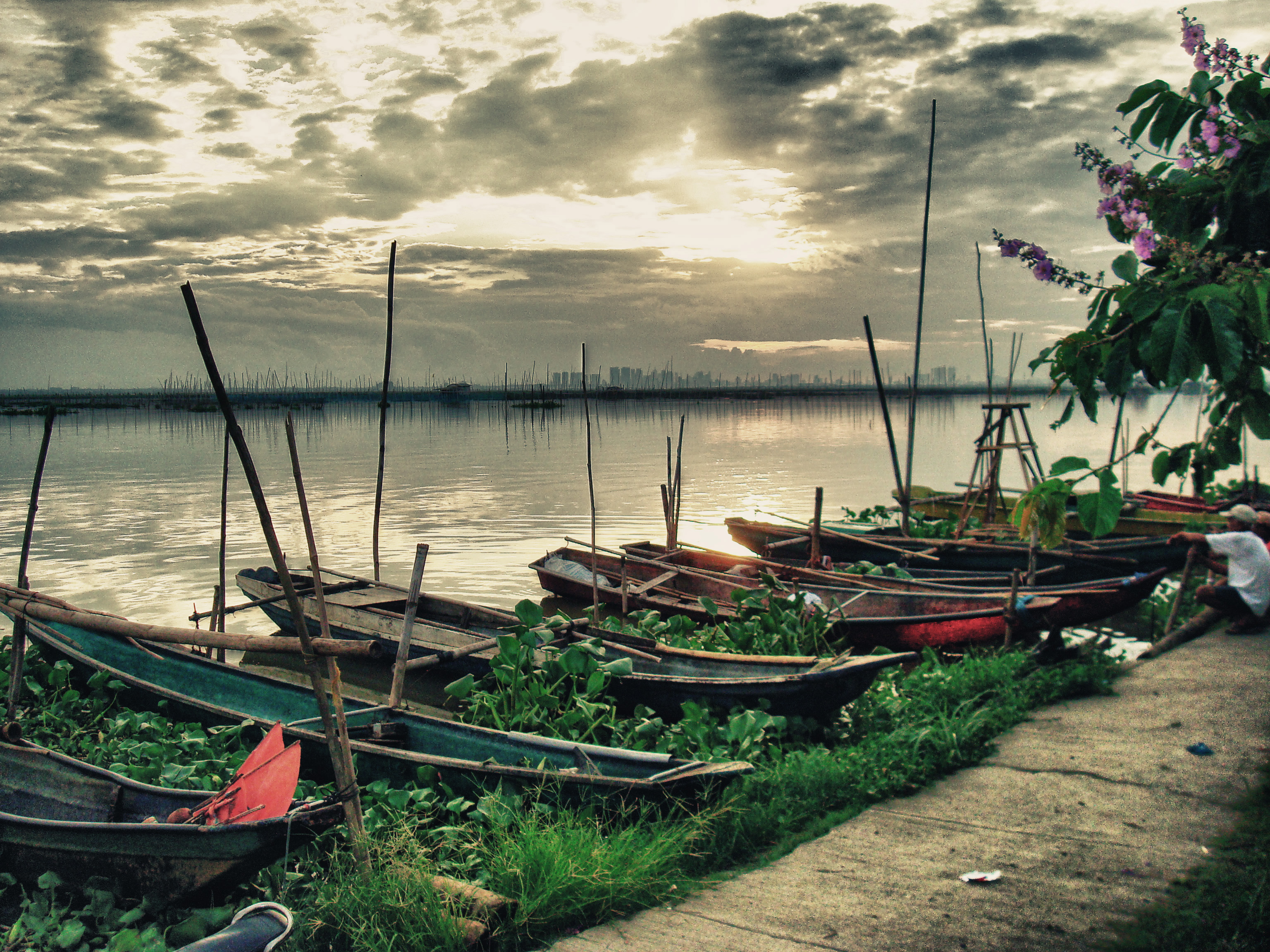 lake-side-met-uitzicht-op-manila