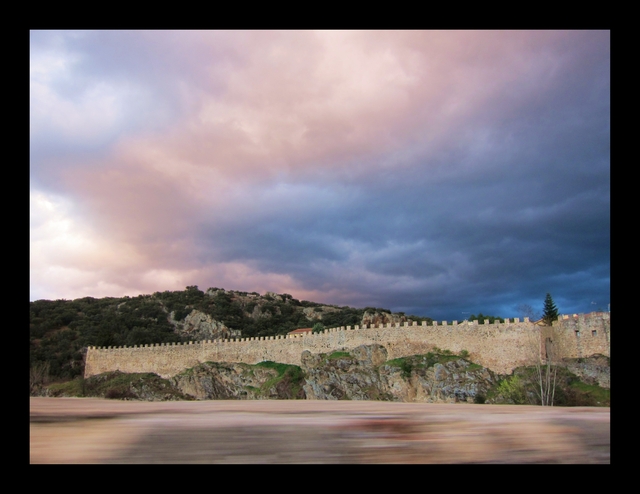 stadsmuur-bij-invallen-avond