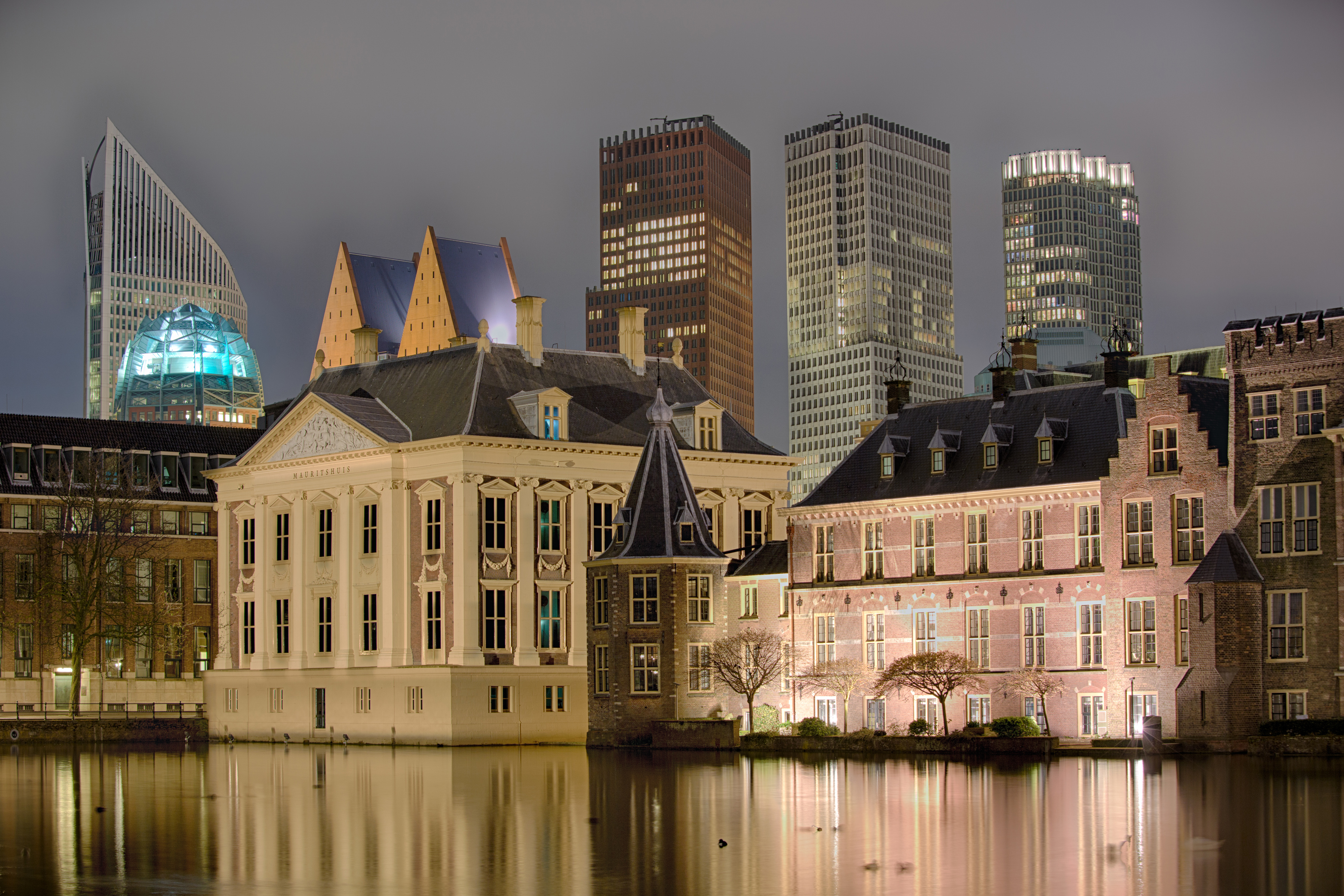 de-oude-en-nieuwe-skyline-van-den-haag