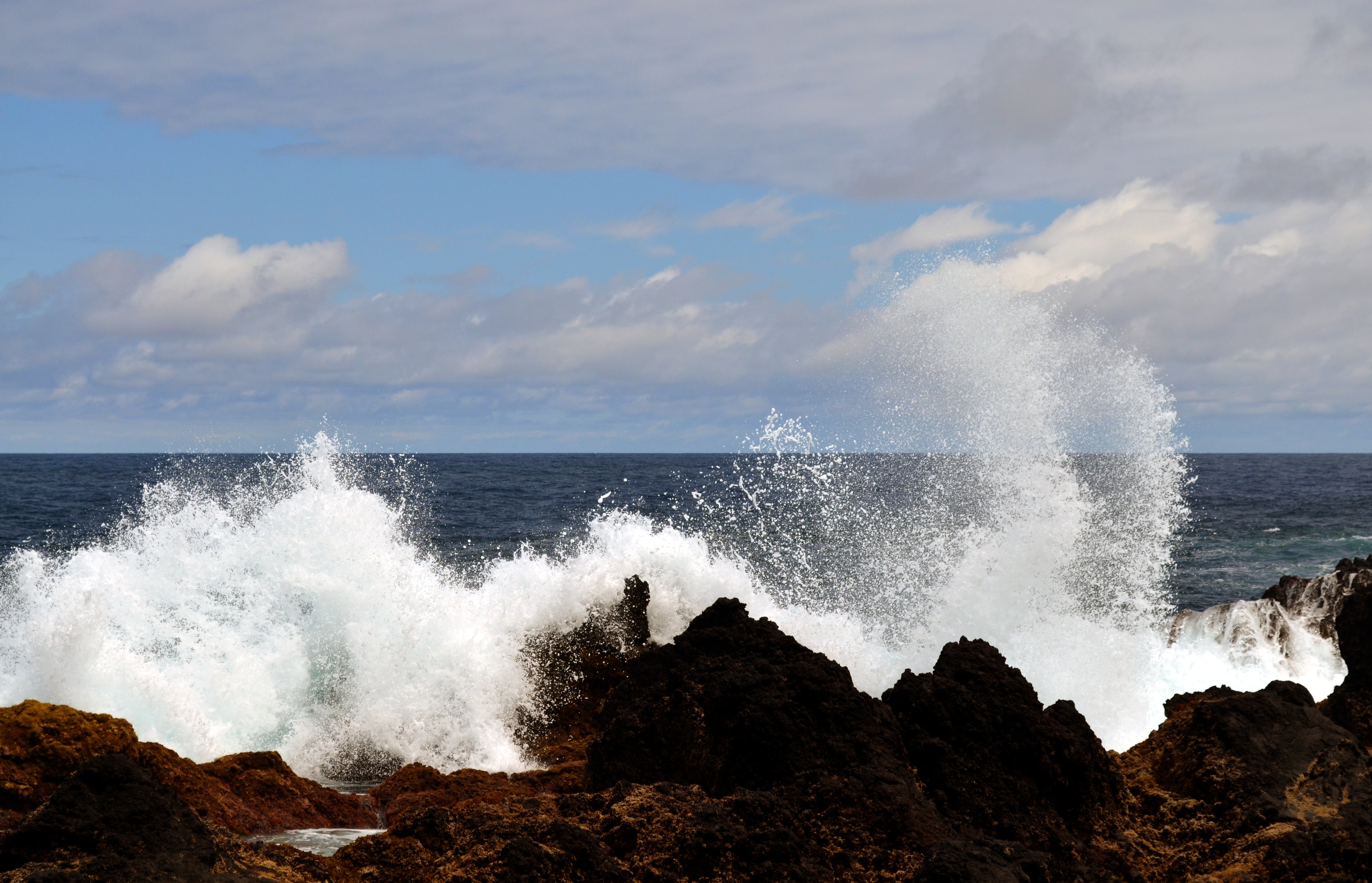 golven-op-vulkanische-rotsen