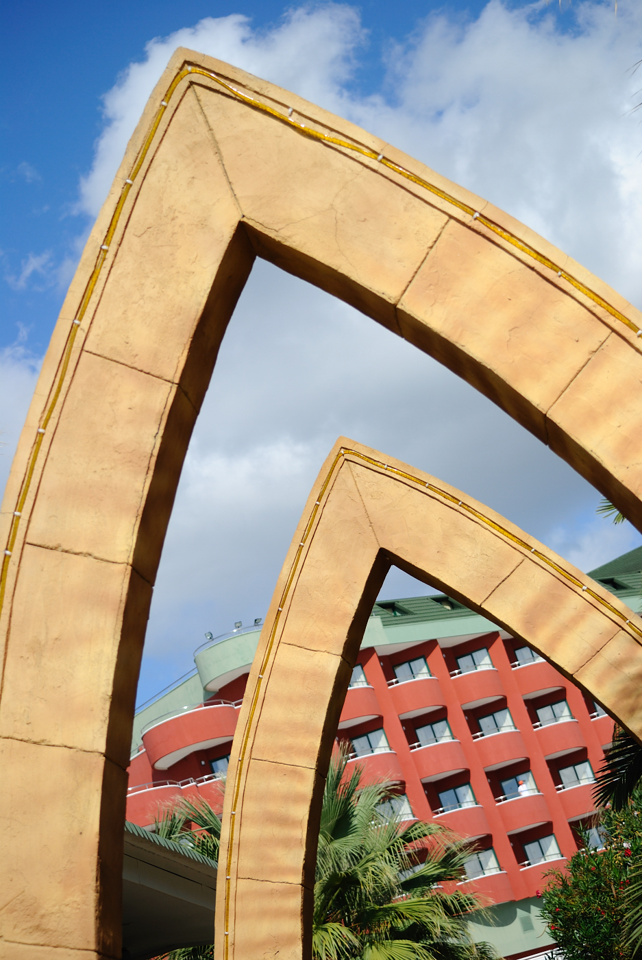 mooie-boog-met-hotel