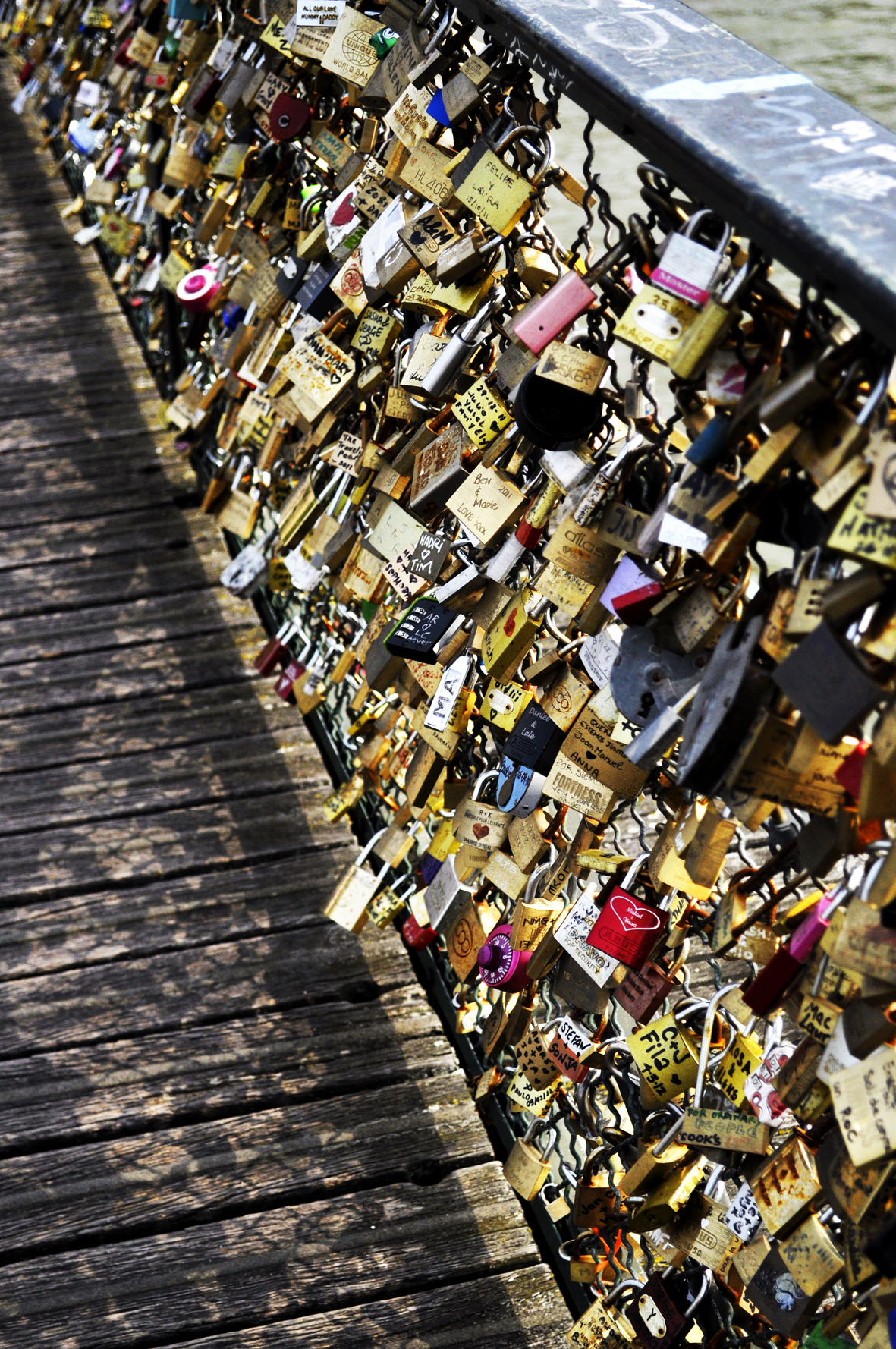 padlock-bridge-over-the-seine