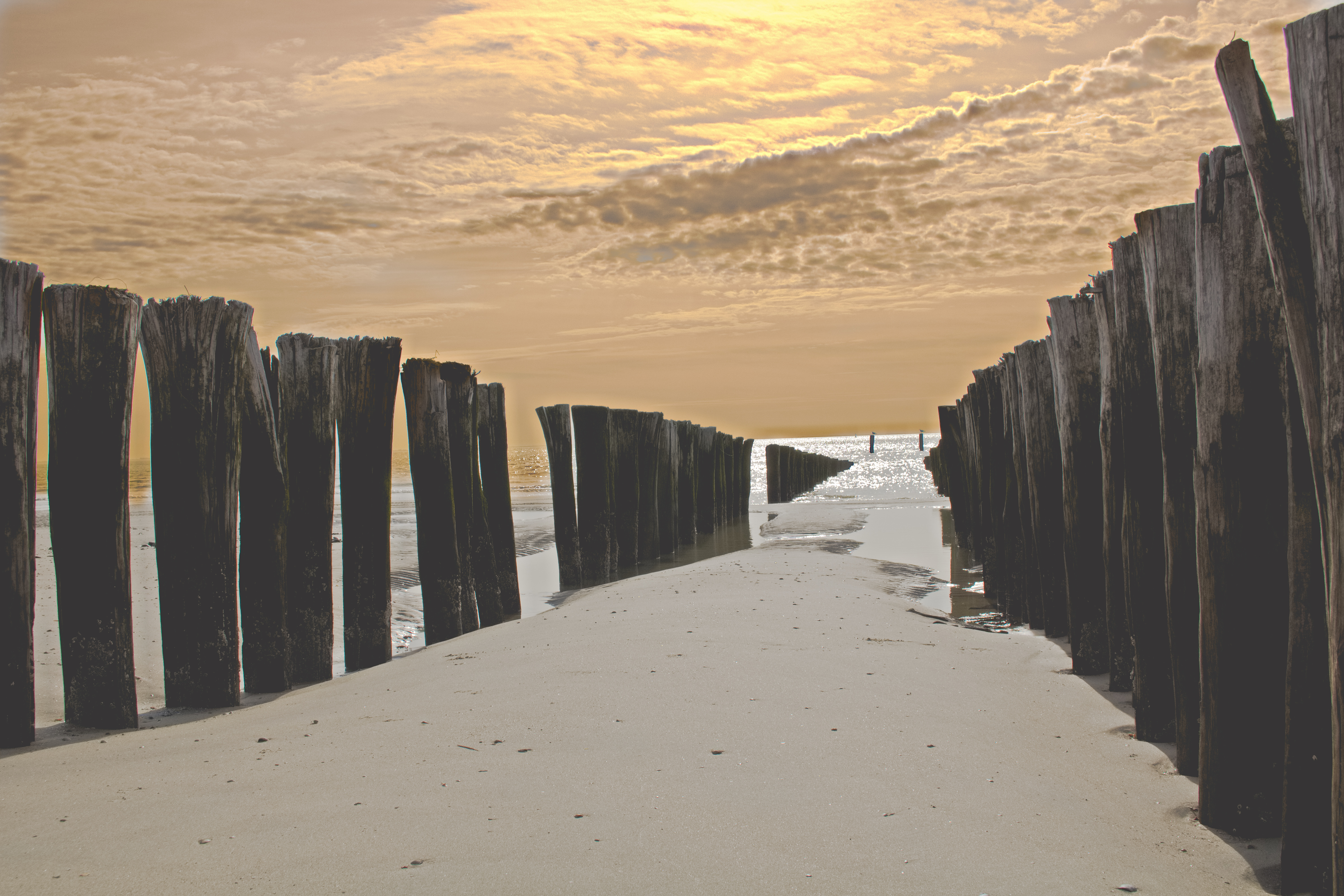 de-zee-en-zijn-paaltjes