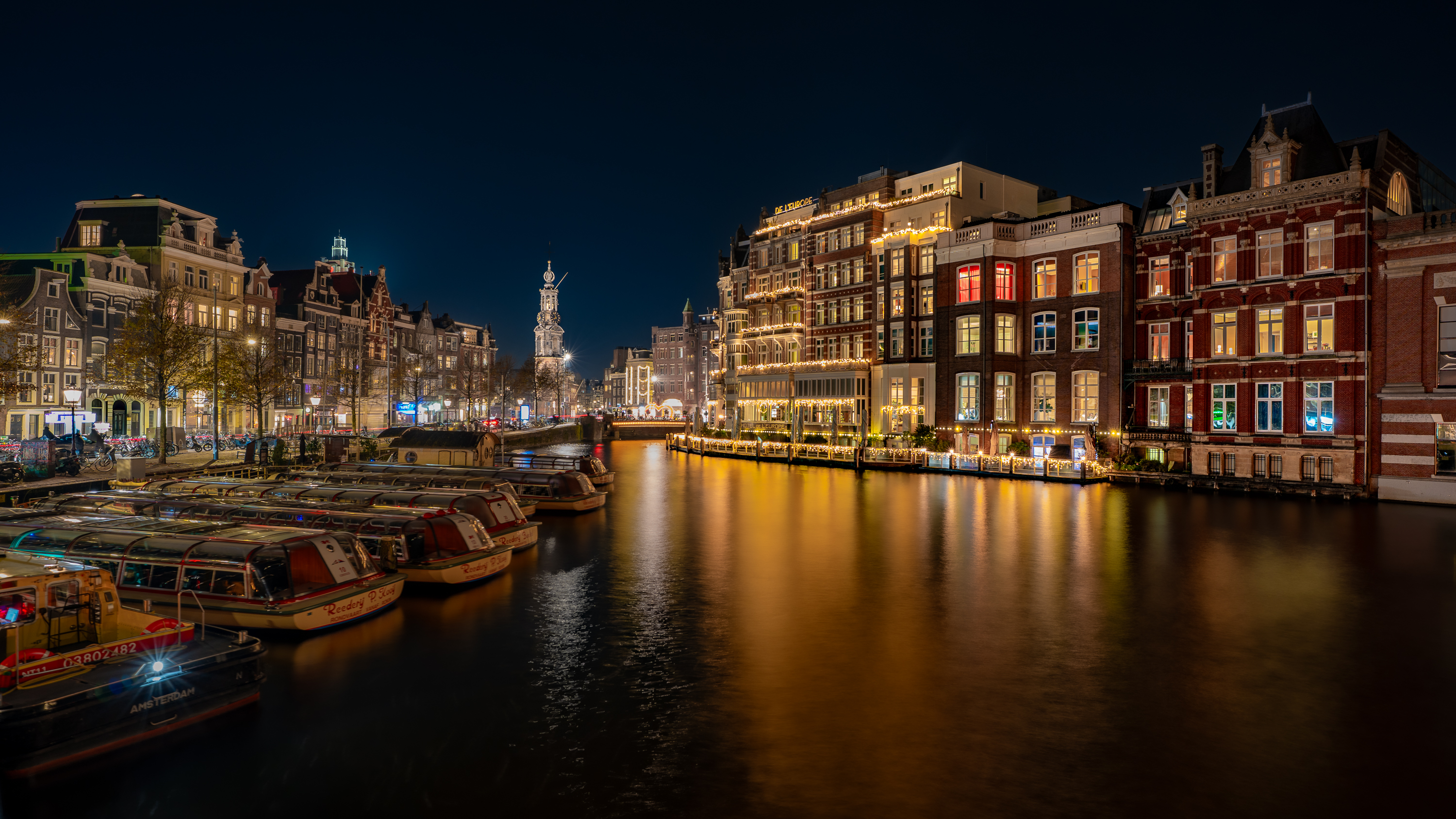 amsterdam-kijkend-over-de-amstel-richting-de-munt